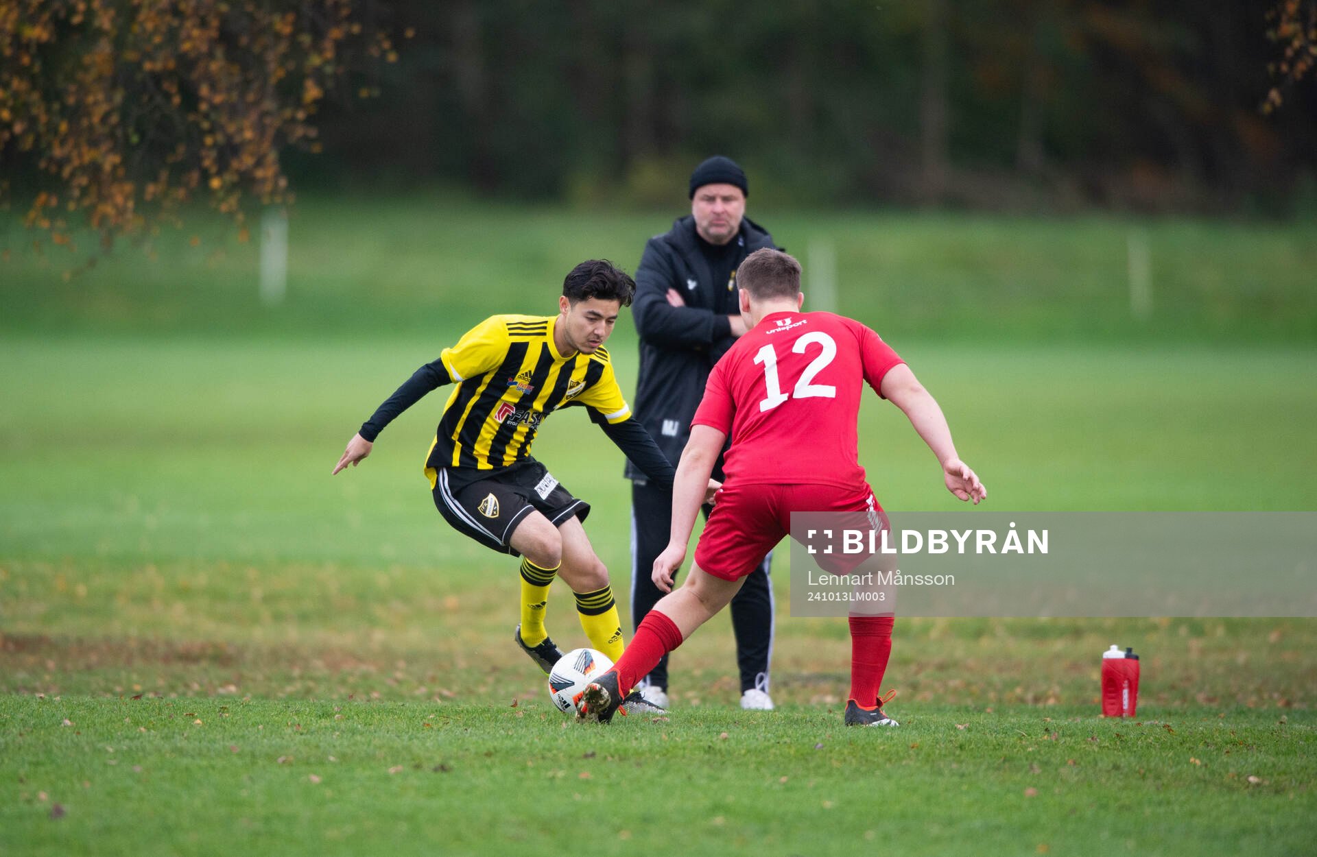 IFK Hässleholms Ali Reza Nazari fintar, i bakgrunden