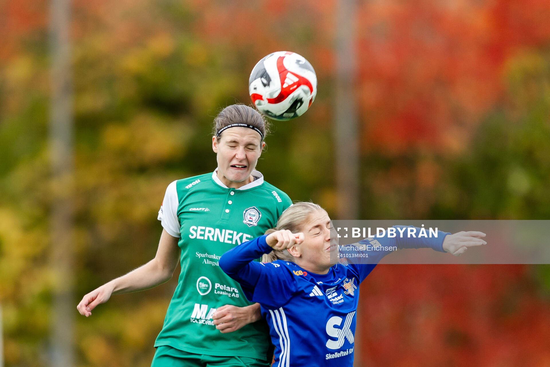 Alingsås Tove Lorén och Sunnanås Tilda Sahlman under fotbollsmatchen i Elitettan mellan Alingsås och Sunnanå den 13 oktober 2024 i Alingsås.