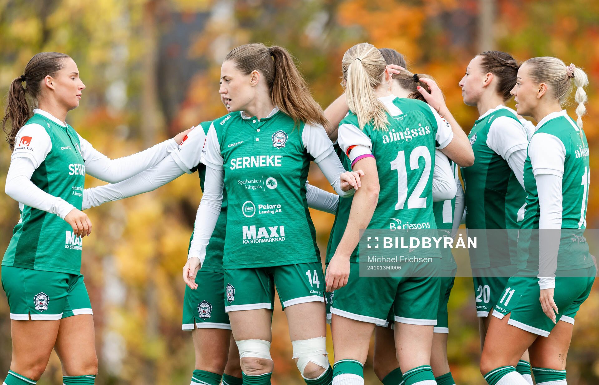 Alingsås spelare jublar med Alma Öberg