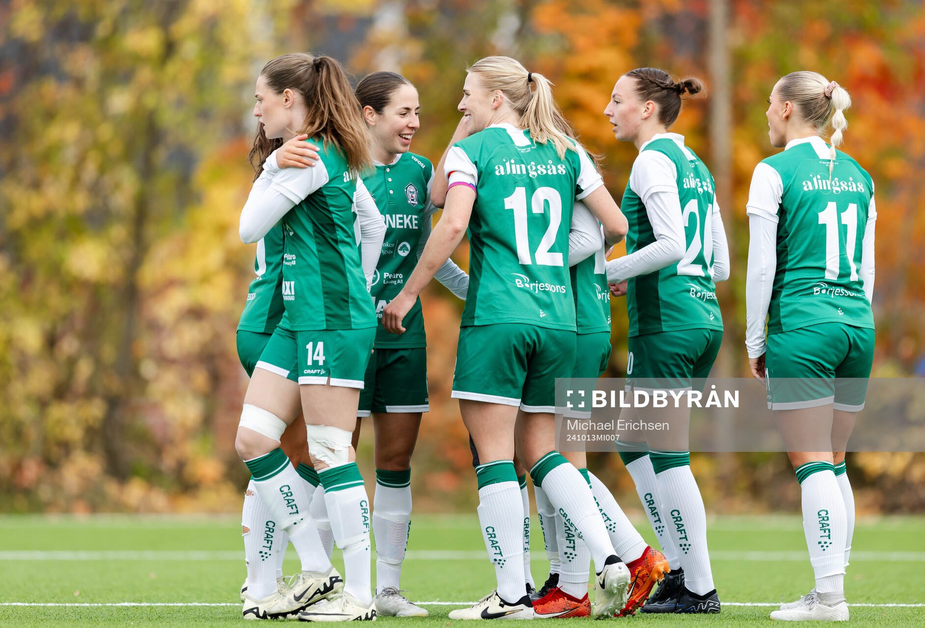 Alingsås spelare jublar med Alma Öberg
