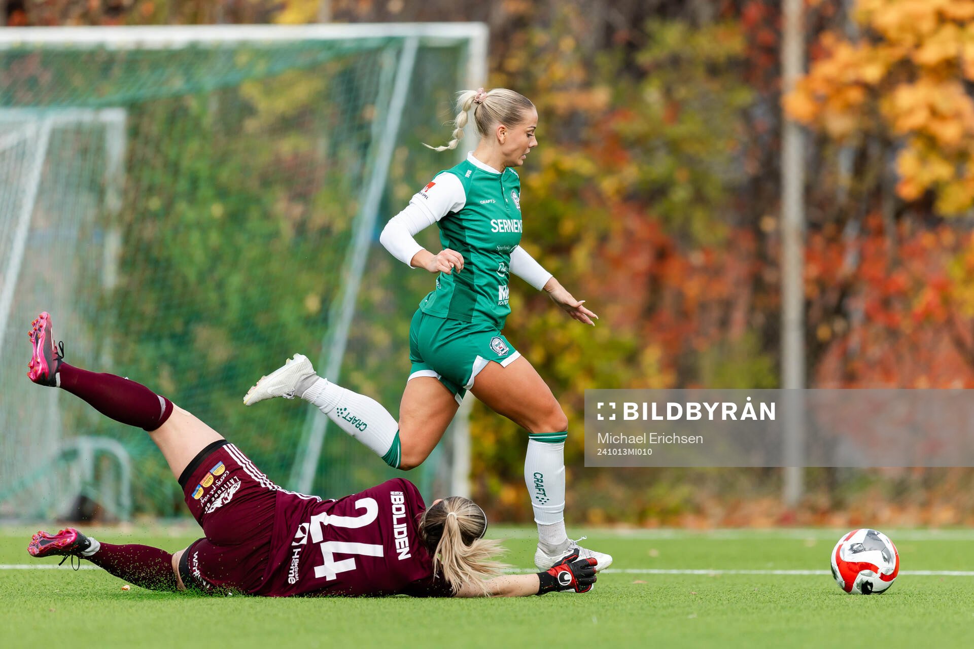 Sunnanås målvakt Lisa Sjögren och Alingsås Moa Öhman