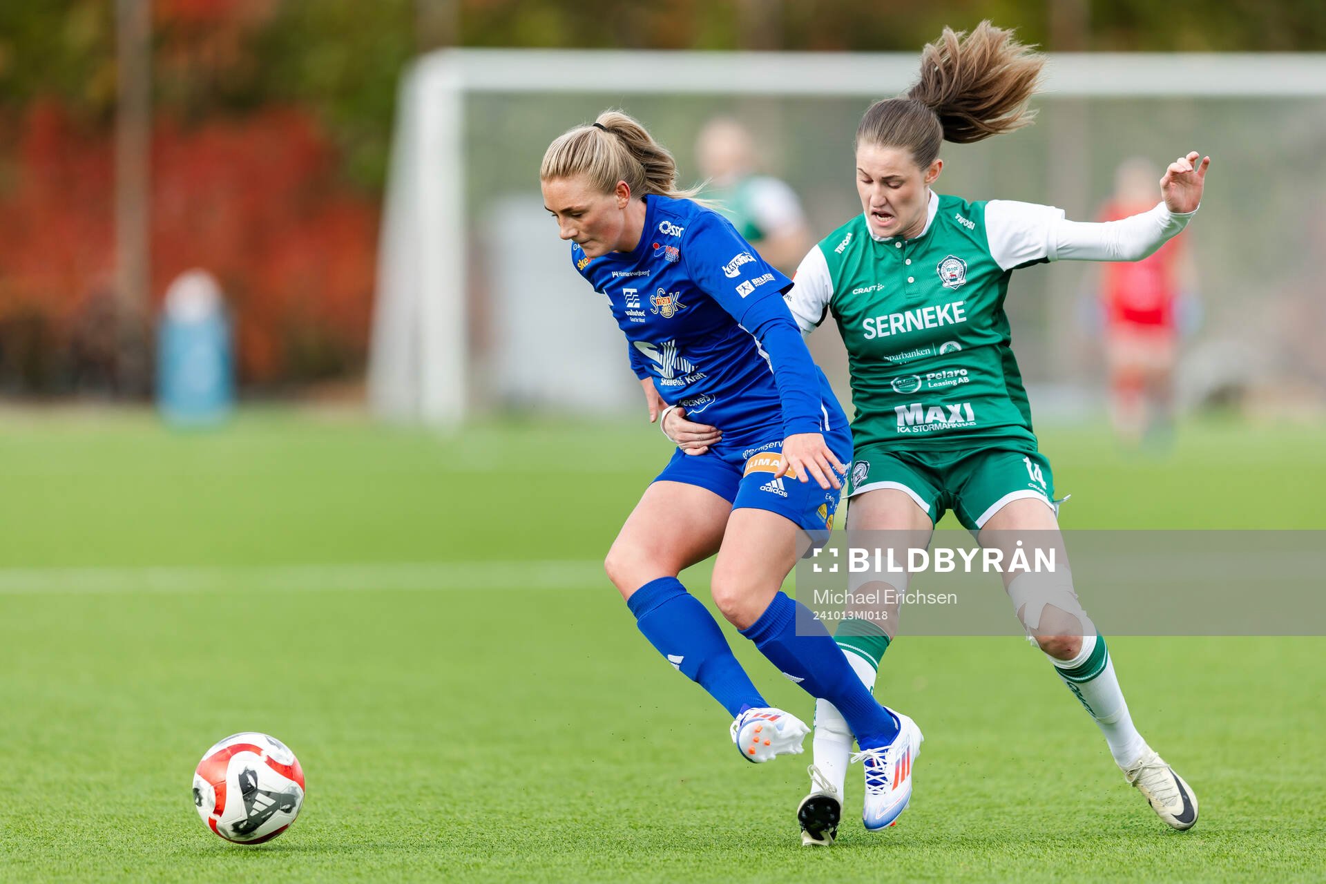 Sunnanås Ellen Schampi och Alingsås Ina Österlind under fotbollsmatchen i Elitettan mellan Alingsås och Sunnanå den 13 oktober 2024 i Alingsås.