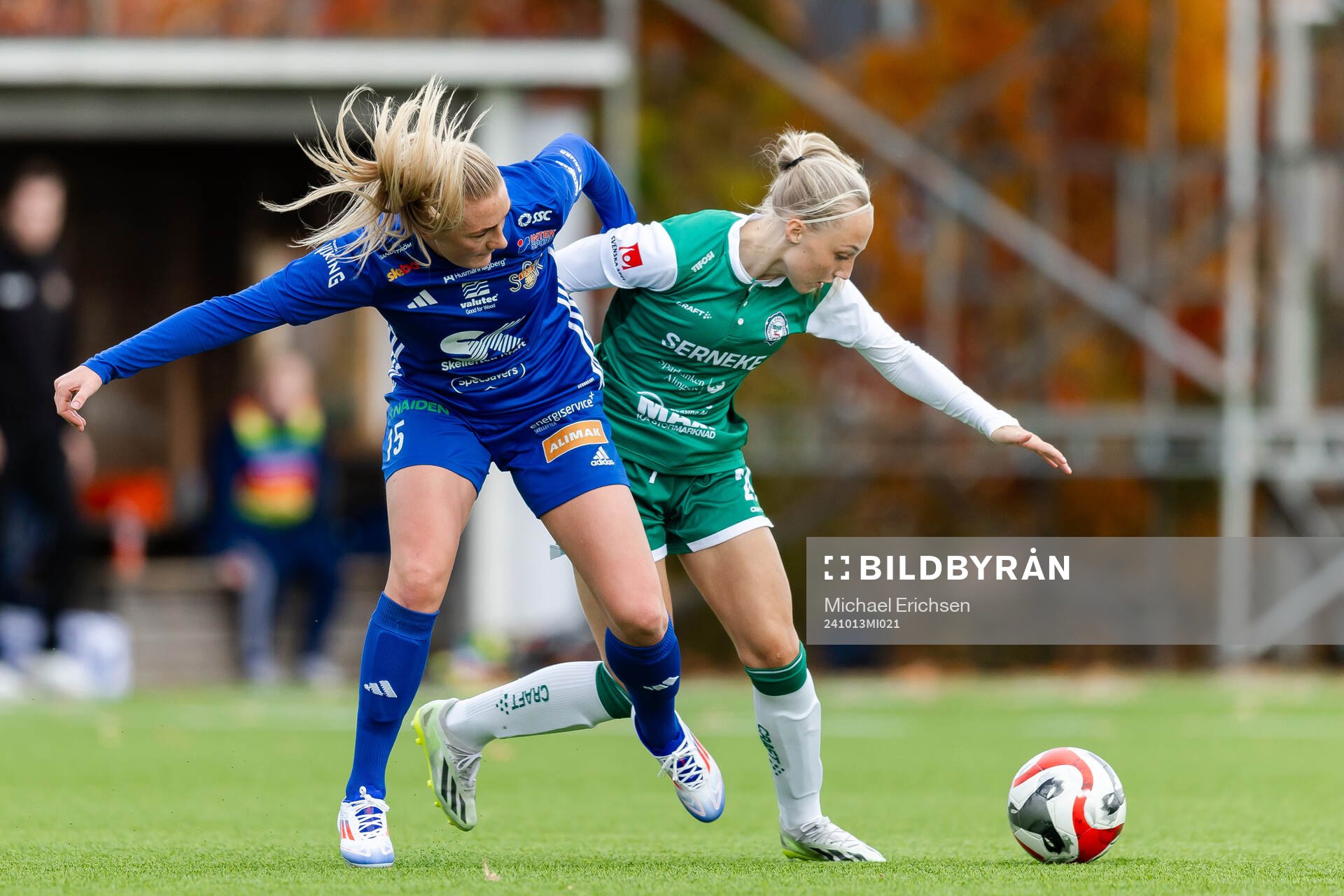 Sunnanås Ellen Schampi och Alingsås Saga Fredgren under fotbollsmatchen i Elitettan mellan Alingsås och Sunnanå den 13 oktober 2024 i Alingsås.
