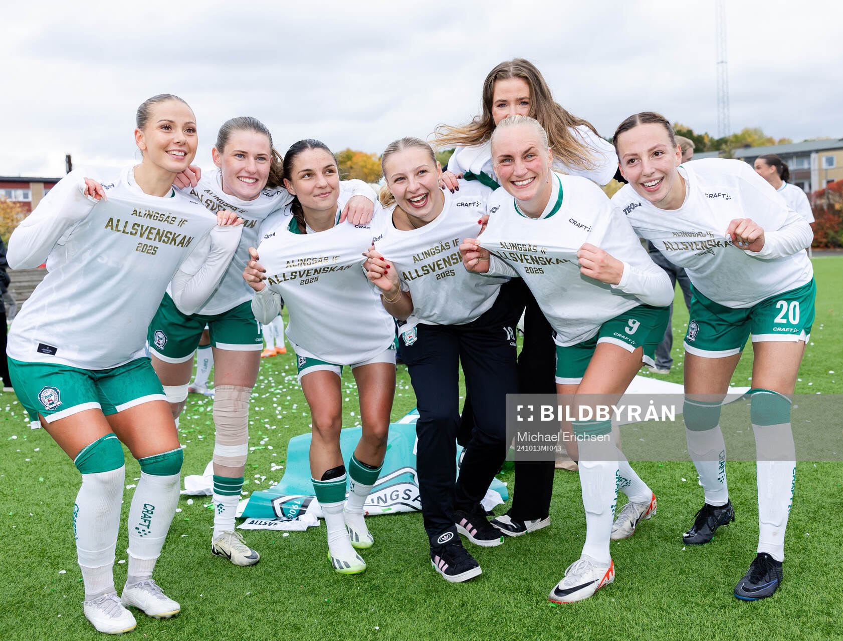 Alingsås spelare jublar efter avancemang till damallsvenskan efter fotbollsmatchen i Elitettan mellan Alingsås och Sunnanå den 13 oktober 2024 i Alingsås.