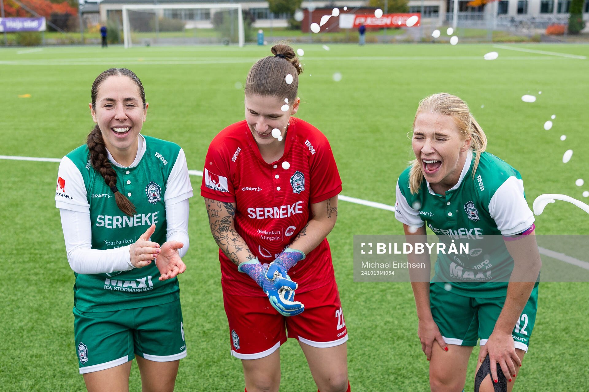 Alingsås Johanna Barth, målvakt Tea Olin och Moa Jarl
