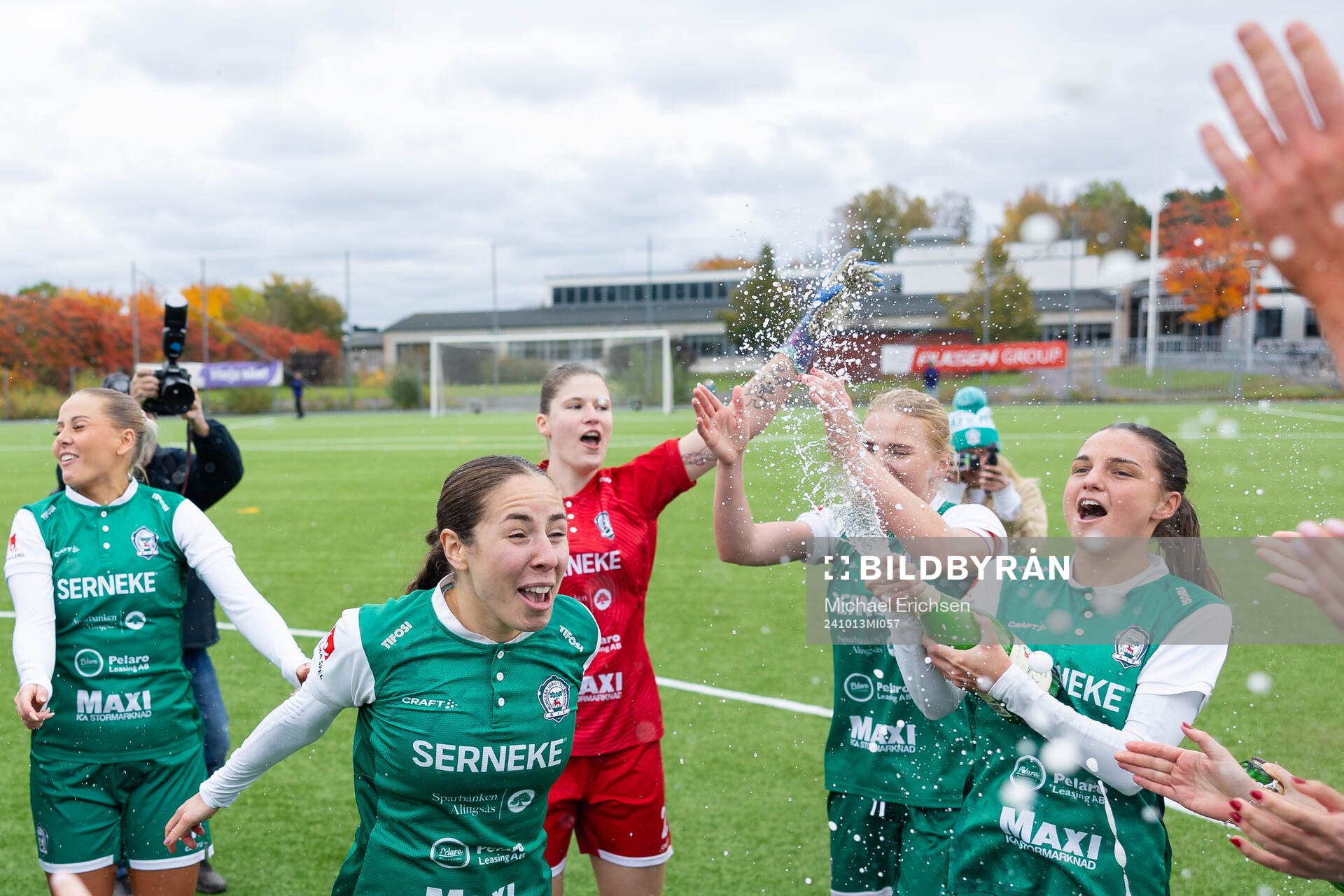 Alingsås Johanna Barth och Alexandra Roholt  jublar över