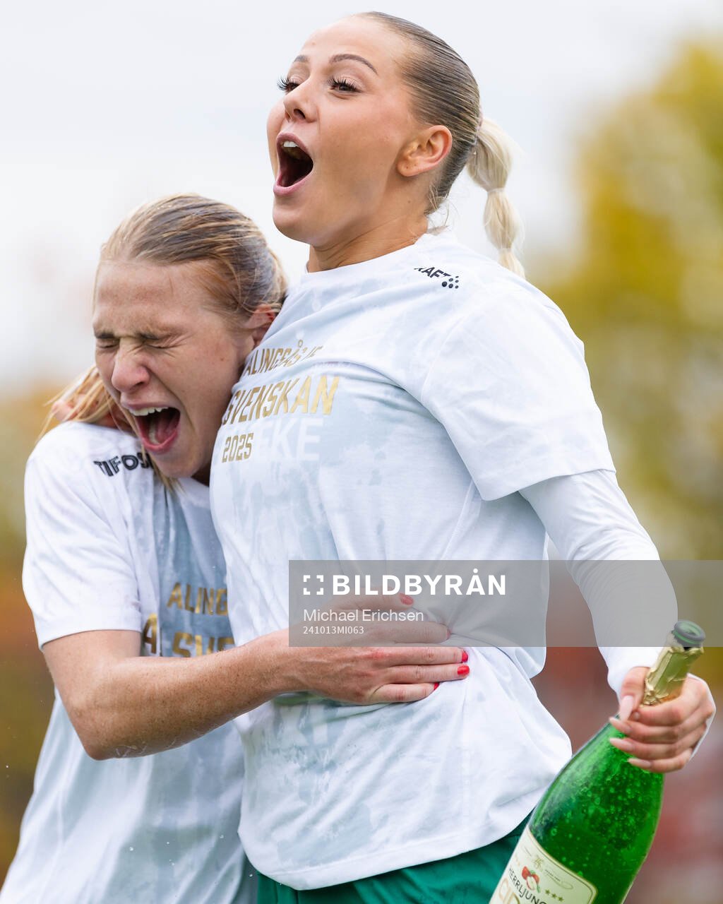 Alingsås Moa Jarl och Moa Öhman  jublar över