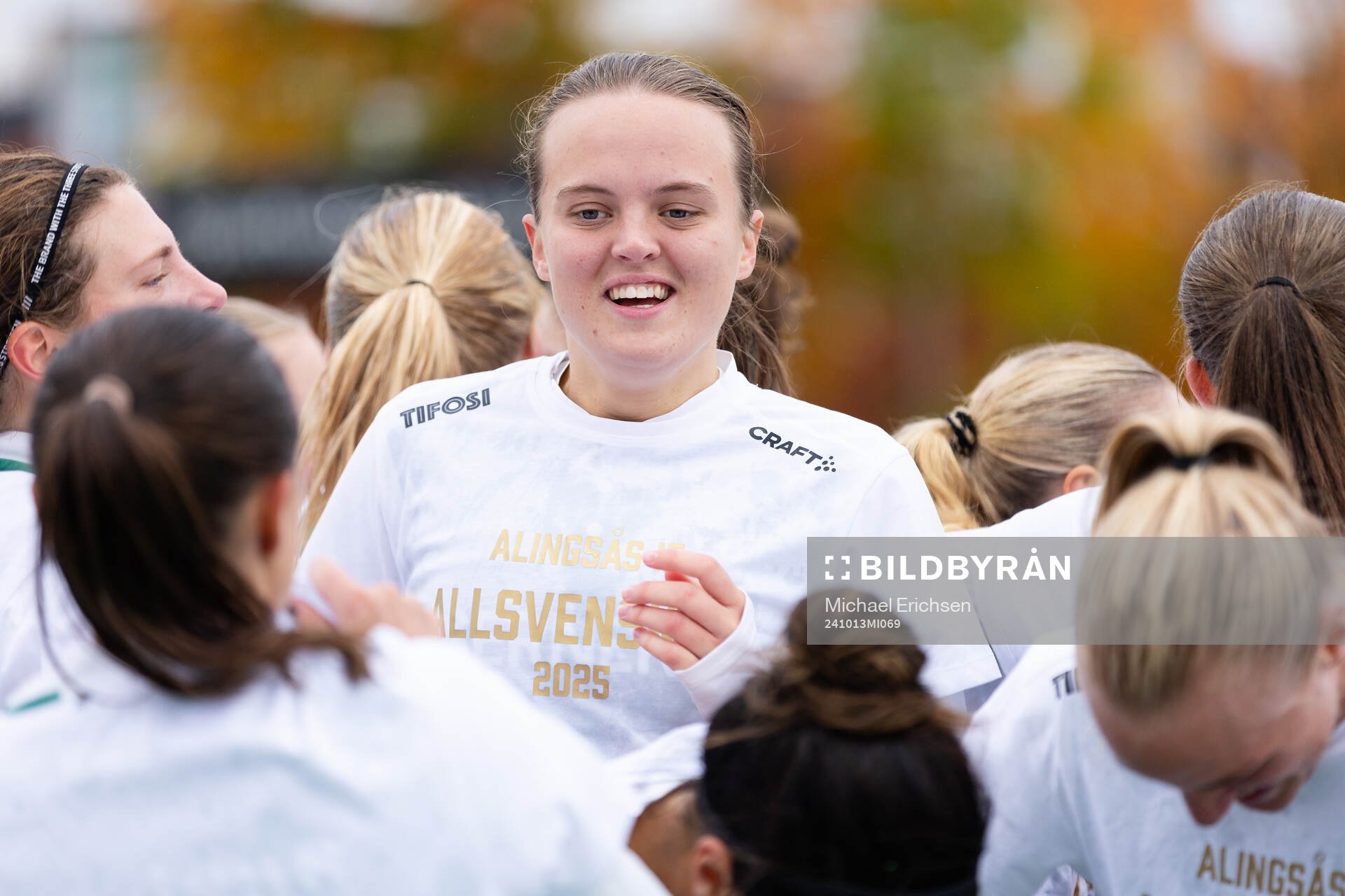 Alingsås Alma Öberg  jublar över avancemanget till Damallsvenskan efter fotbollsmatchen i Elitettan mellan Alingsås och Sunnanå den 13 oktober 2024 i Alingsås. 