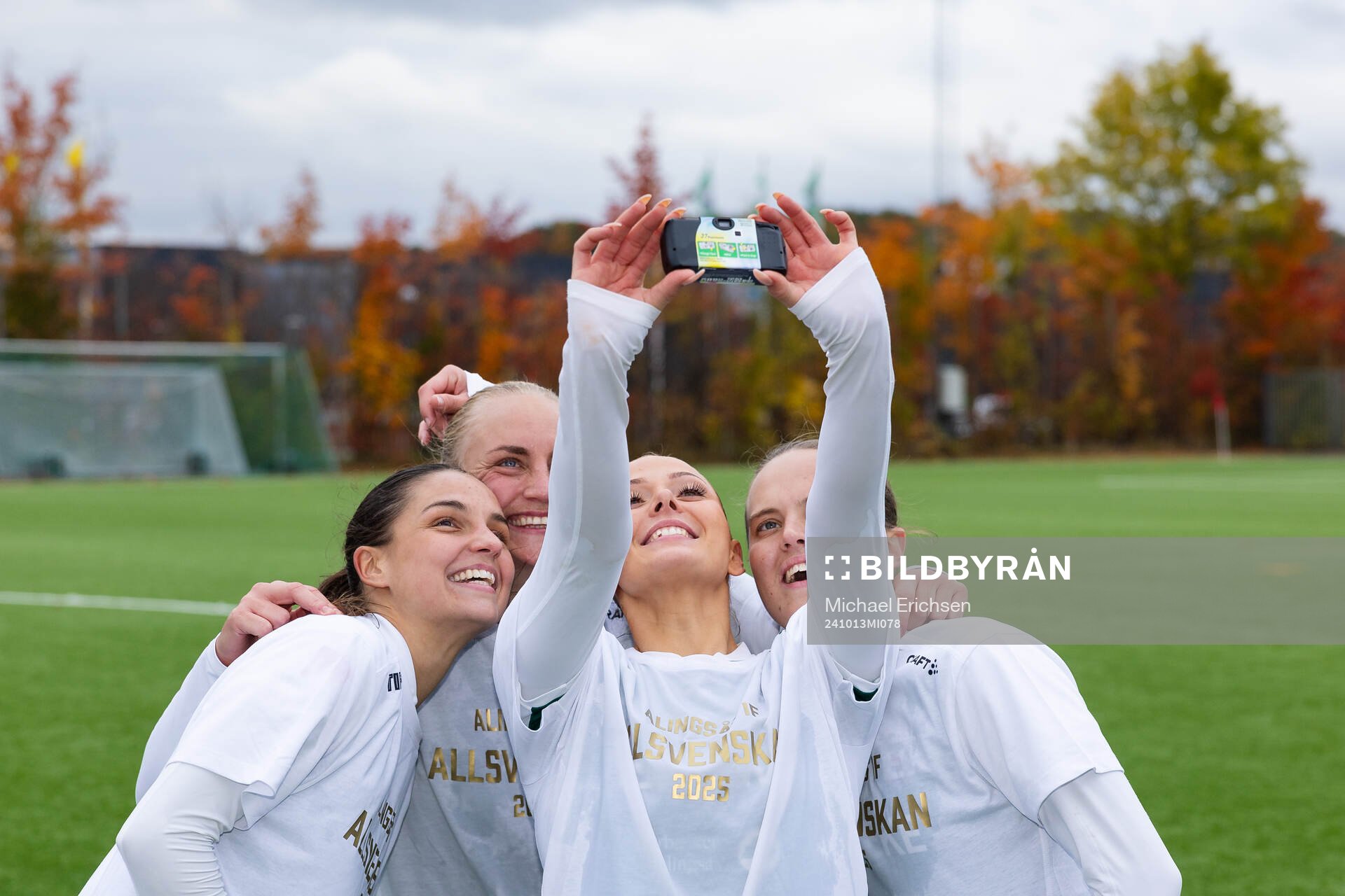 Alingsås spelare jublar över avancemanget till Damallsvenskan efter fotbollsmatchen i Elitettan mellan Alingsås och Sunnanå den 13 oktober 2024 i Alingsås. 