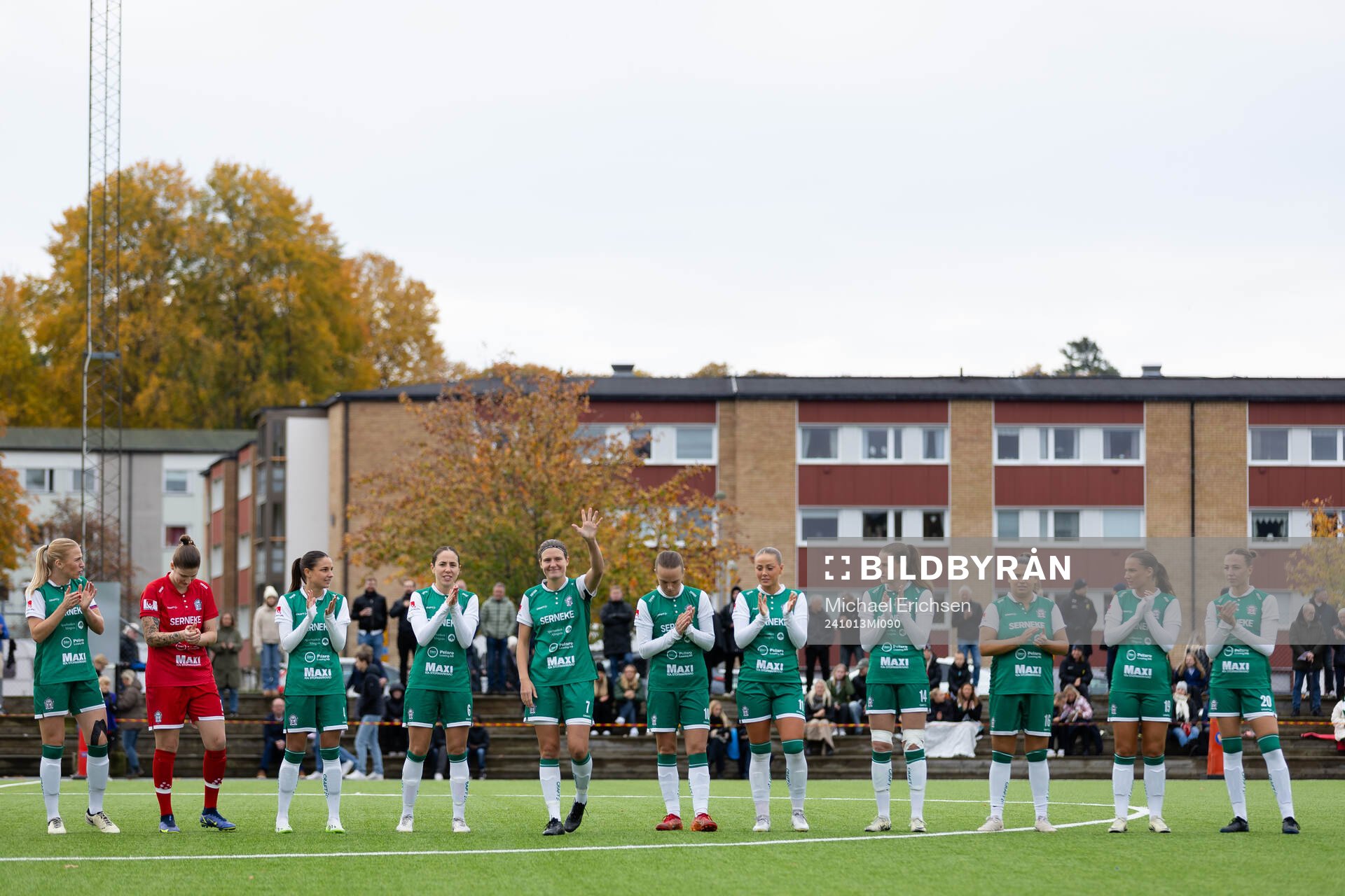 Alingsås spelare på line up innan fotbollsmatchen i