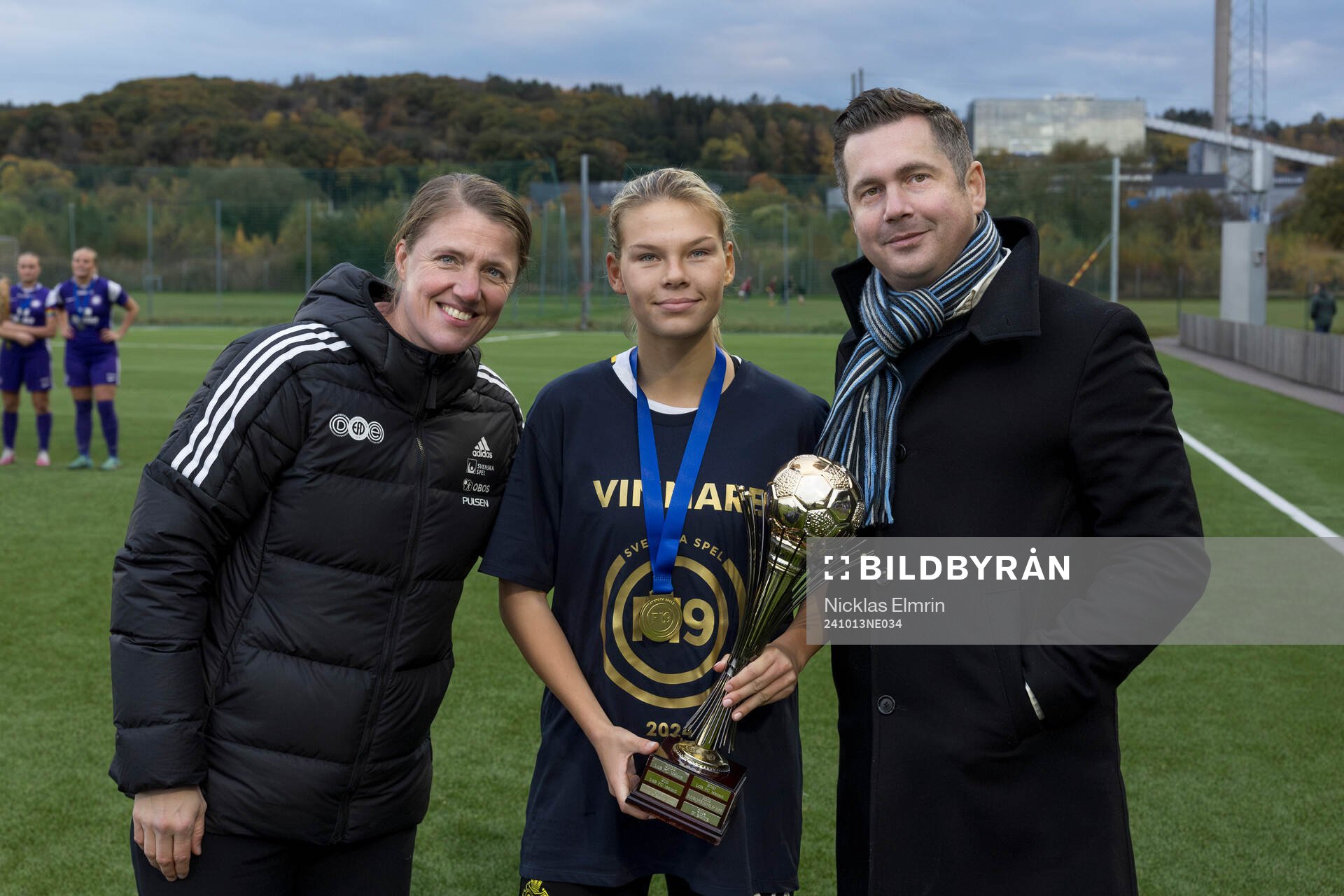 Linn Eriksson AIKs Emelie Ekman (K) och Axel Pershagen efter F19 fotbollsmatchen mellan Jitex och AIK den 13 oktober 2024 i Mölndal. 