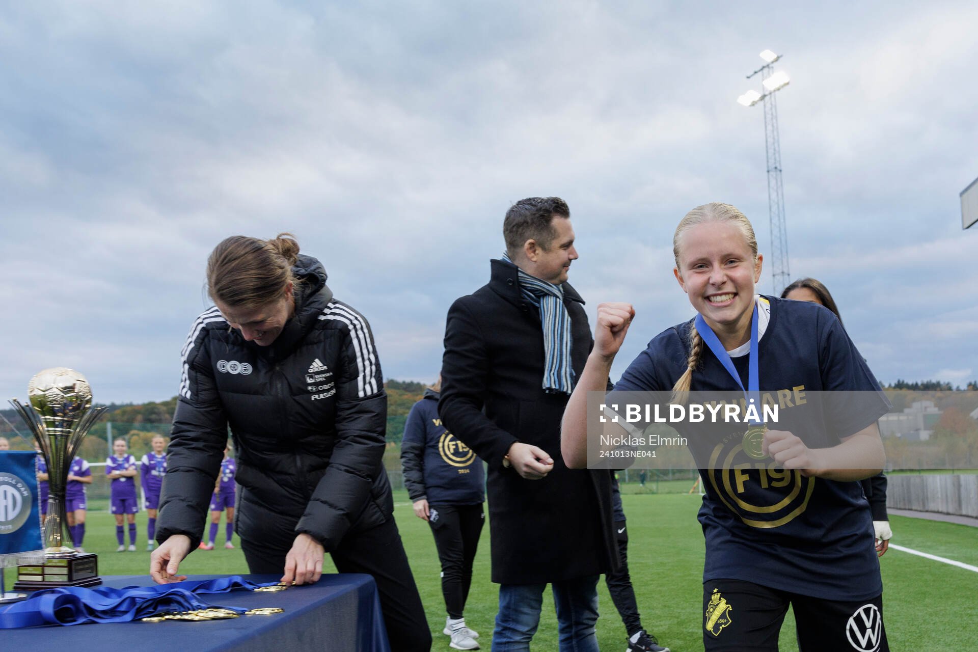 Linn Eriksson och Axel Pershagen delar ut medaljer