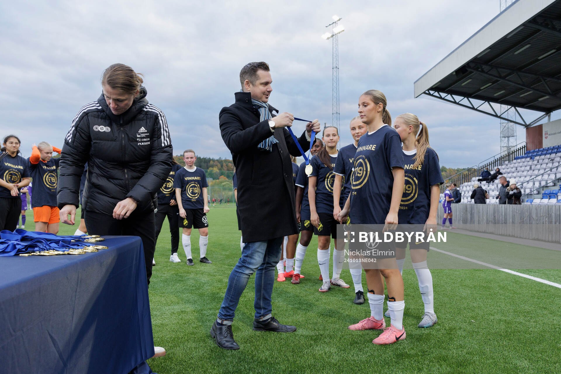 Linn Eriksson och Axel Pershagen delar ut medaljer