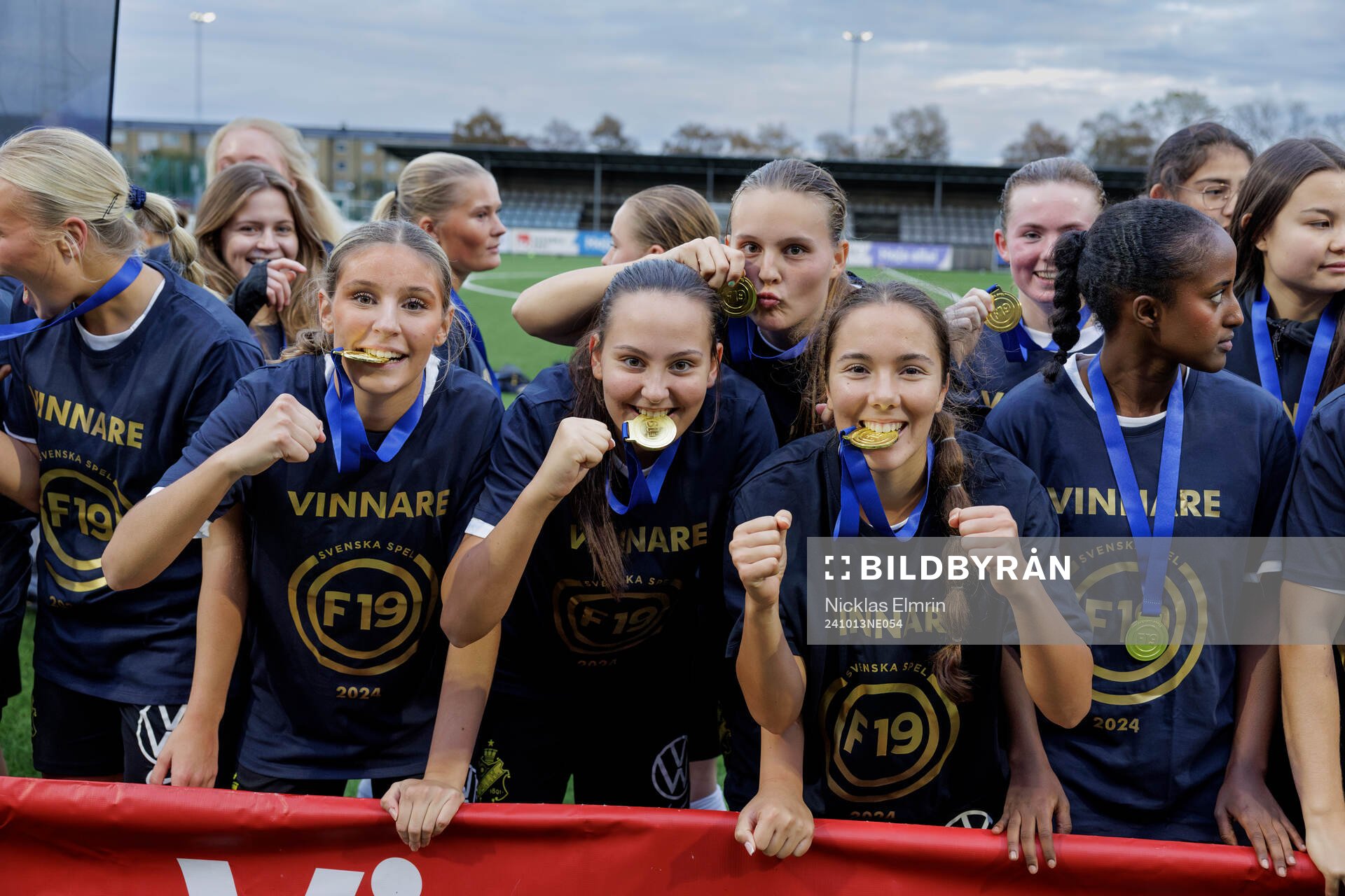 AIK F19 firar guldet efter fotbollsmatchen mellan Jitex och AIK den 13 oktober 2024 i Mölndal. 