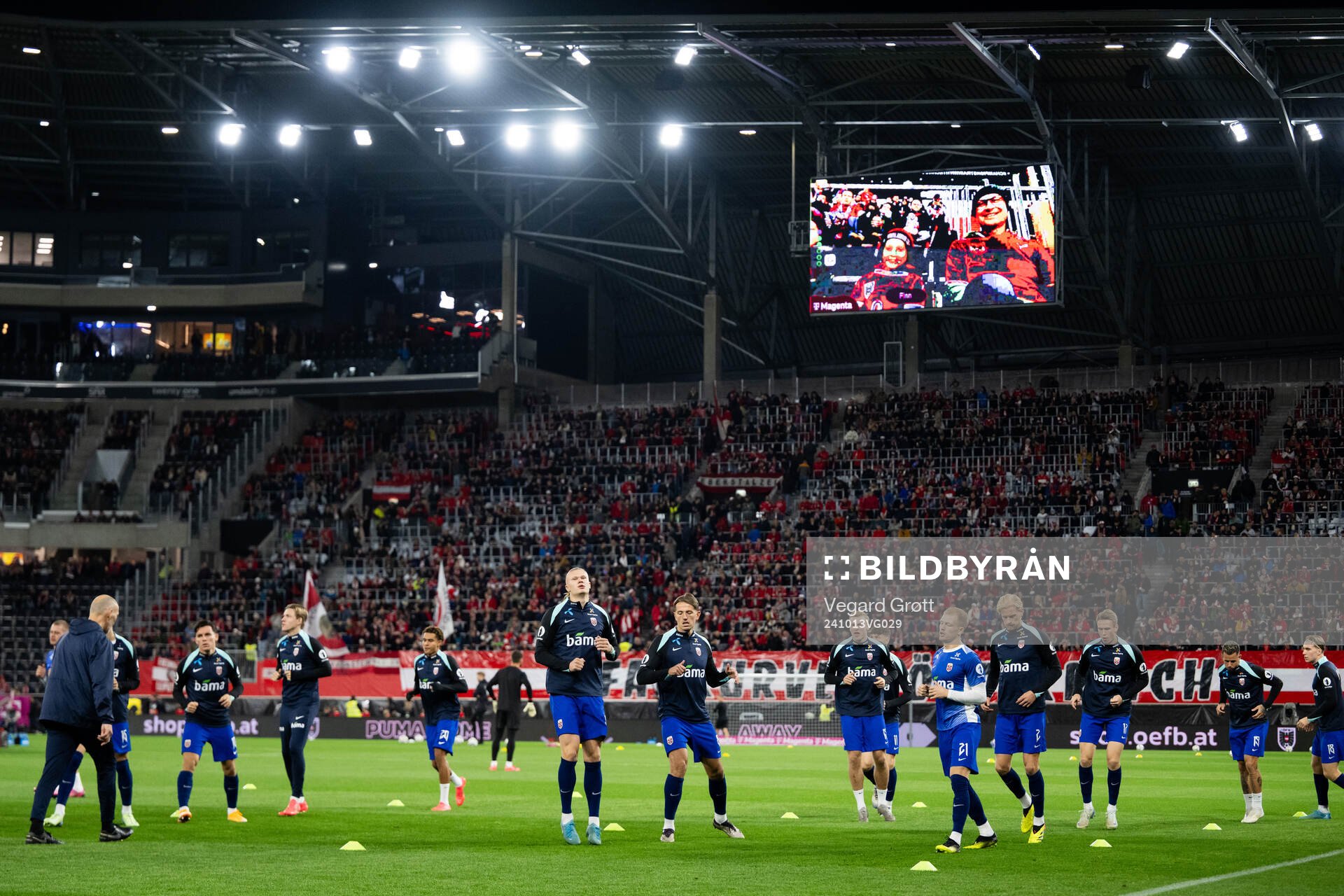 Erling Braut Haaland and teammates of Norway warm up