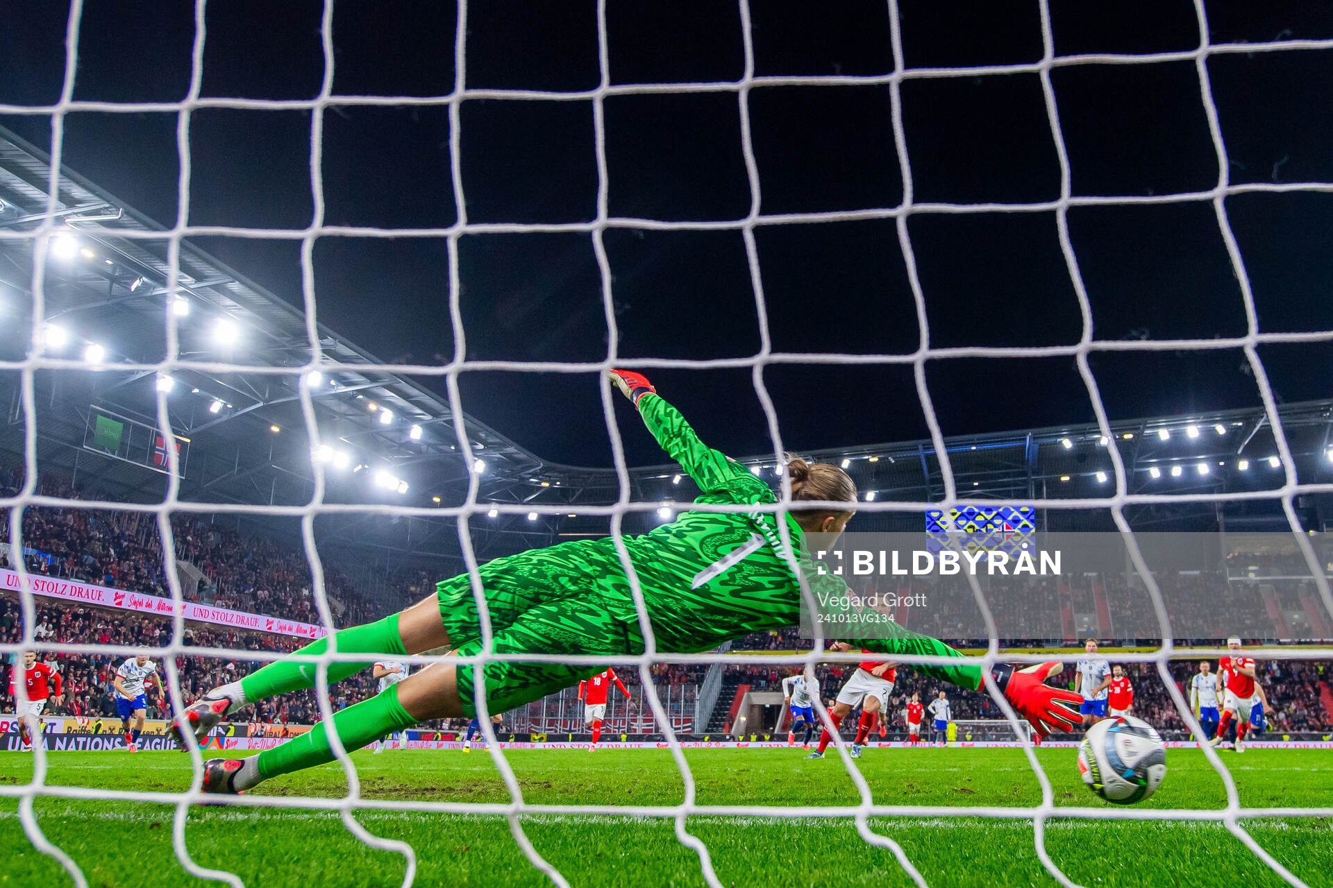 Marko Arnautovic of Austria scores the 2-1 goal past