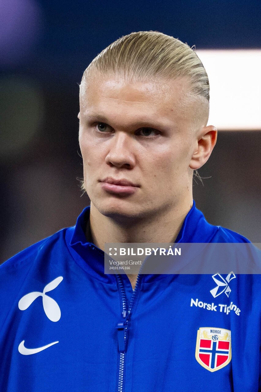 Erling Braut Haaland of Norway line up