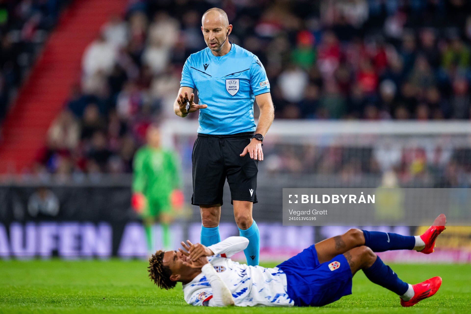 Referee Tamás Bognár and Antonio Nusa of Norway