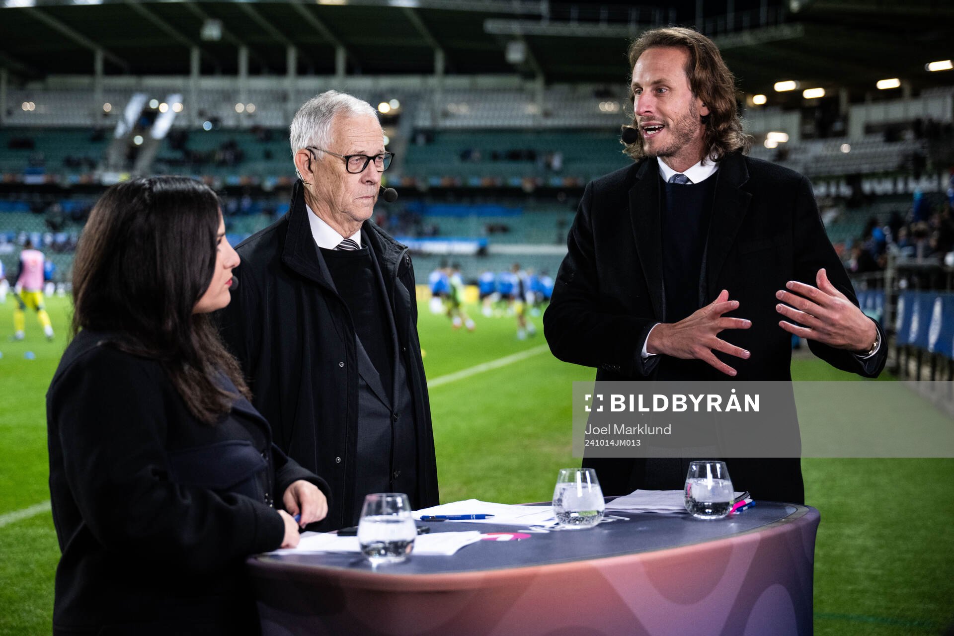 TV-presenter Jennifer Kücükaslan with experts Lars Lagerbäck and Jonas Olsson ahead of the Nations League football match between Estonia and Sweden on October 14, 2024 in Tallinn.