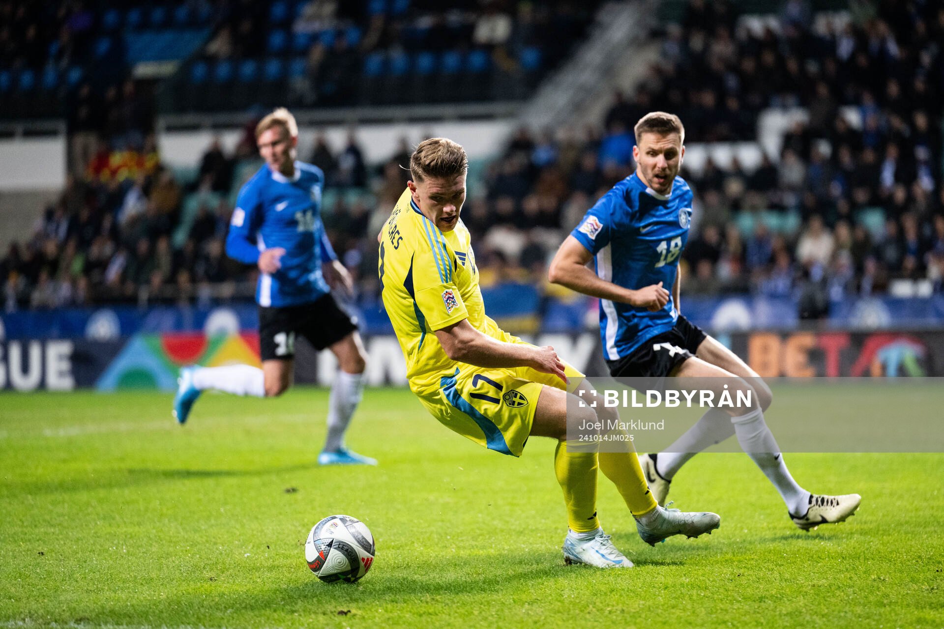 Viktor Gyökeres of Sweden and Karol Mets of Estonia