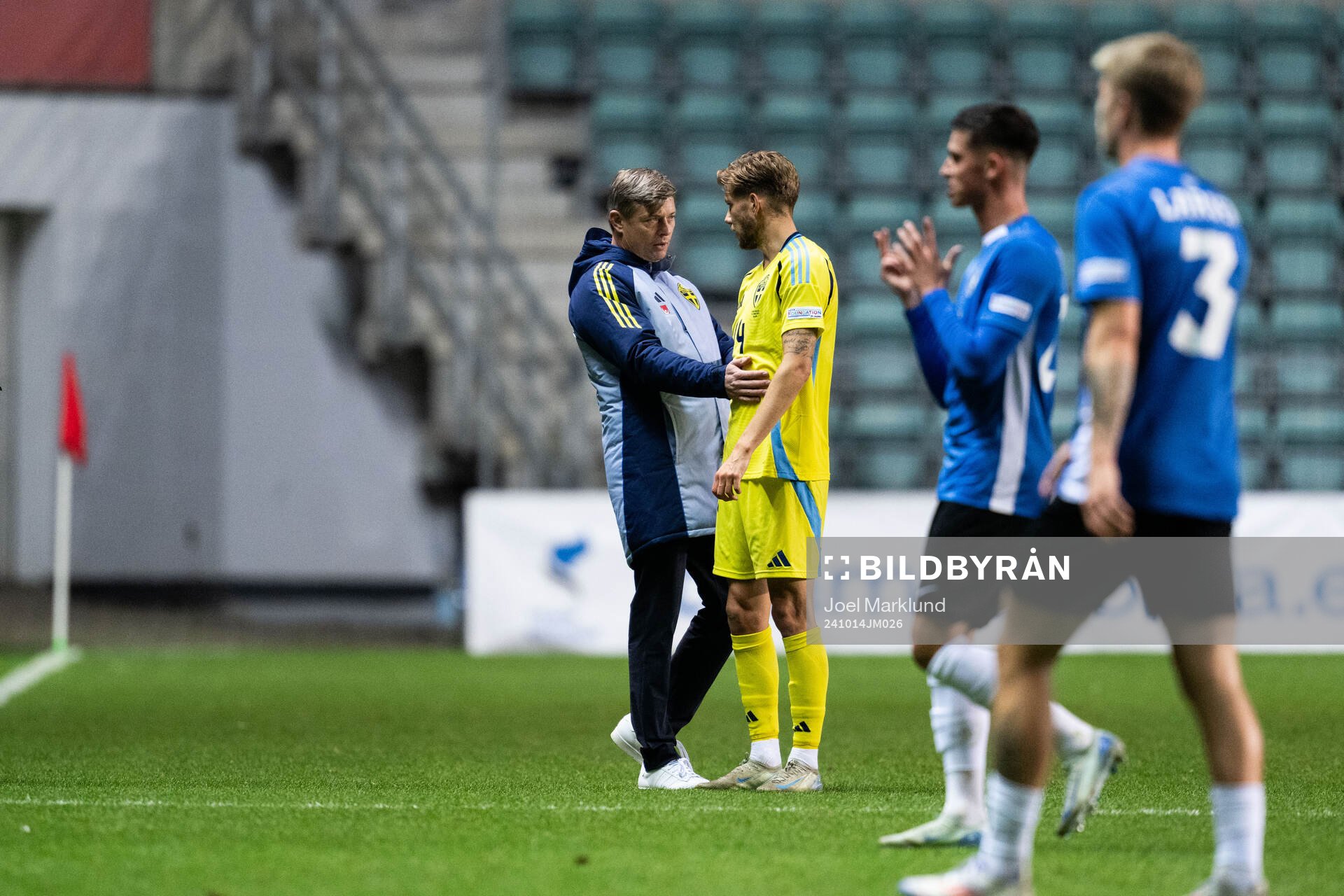 Head coach Jon Dahl Tomasson and Anton Salétros of Sweden