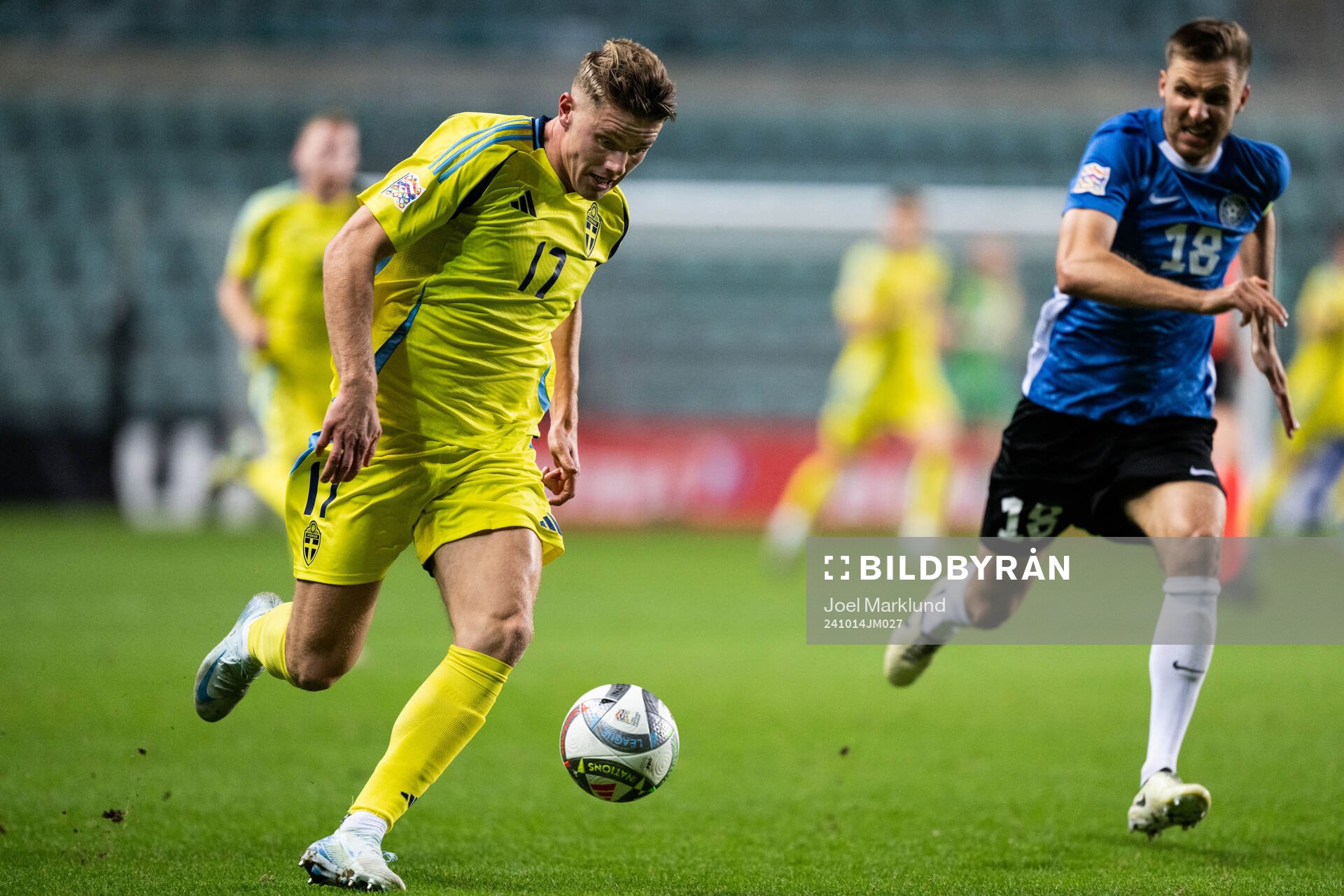 Viktor Gyökeres of Sweden and Karol Mets of Estonia