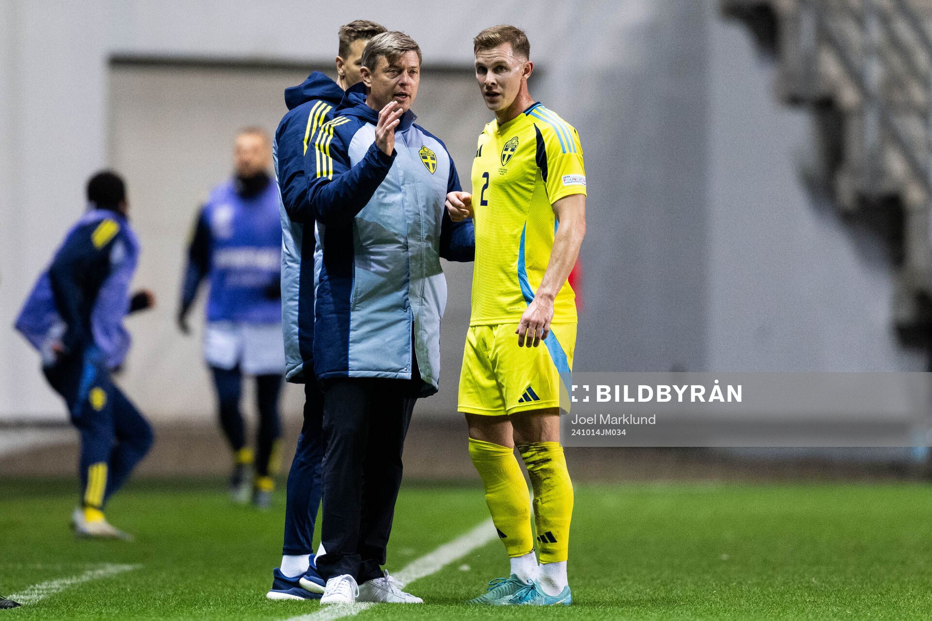 Head coach Jon Dahl Tomasson and Emil Krafth of Sweden