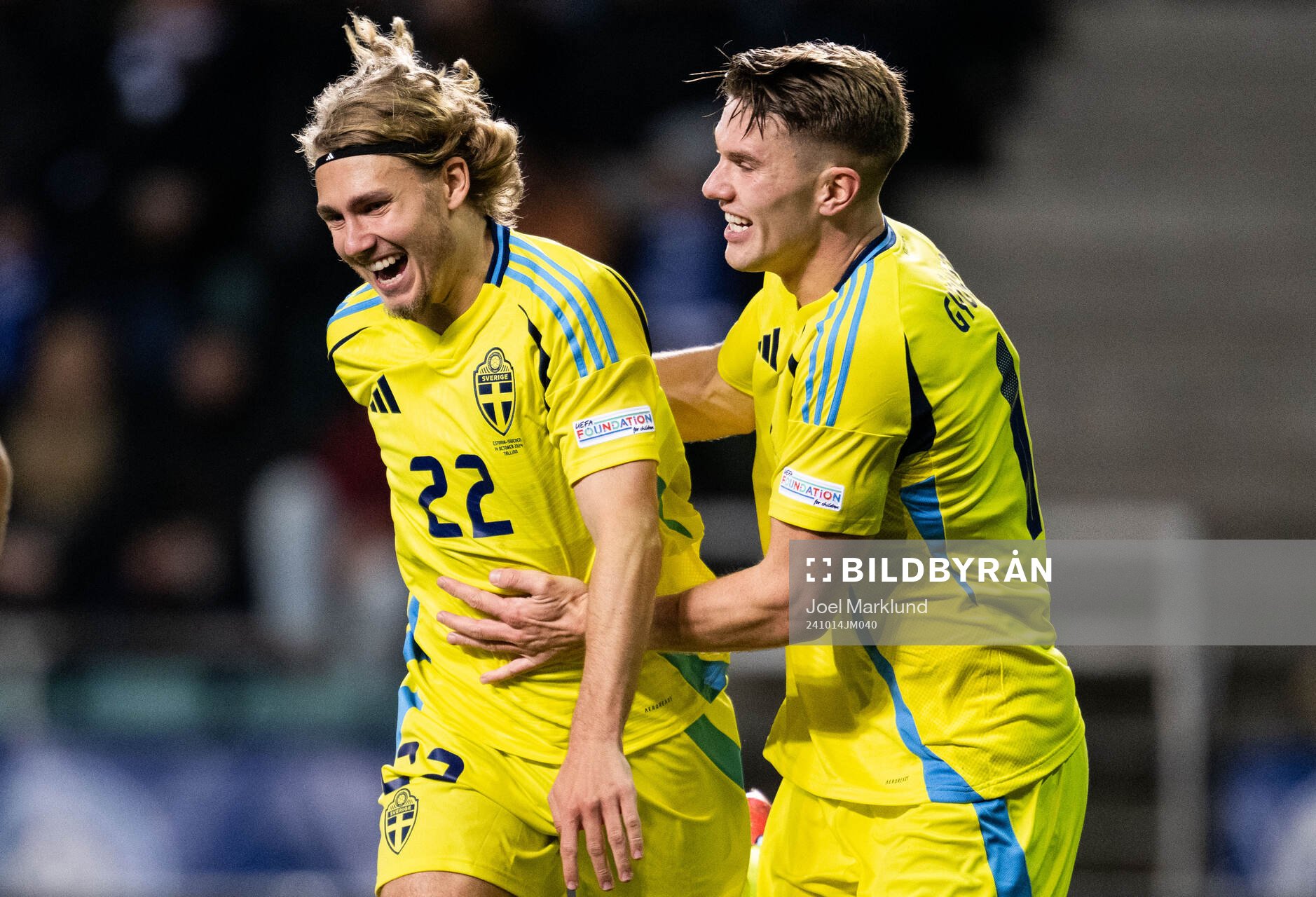 Sebastian Nanasi and Viktor Gyökeres of Sweden celebrate