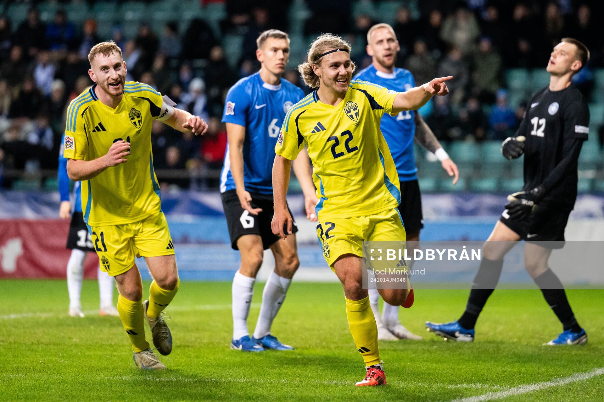 Dejan Kulusevski and Sebastian Nanasi of Sweden celebrate