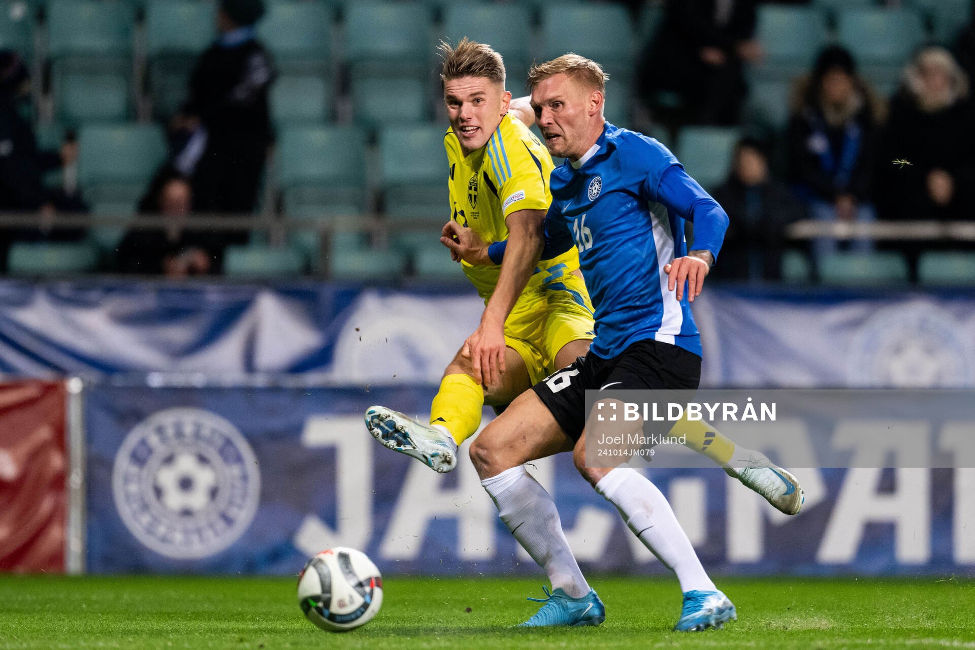 Viktor Gyökeres of Sweden and Jonas Tamm of Estonia