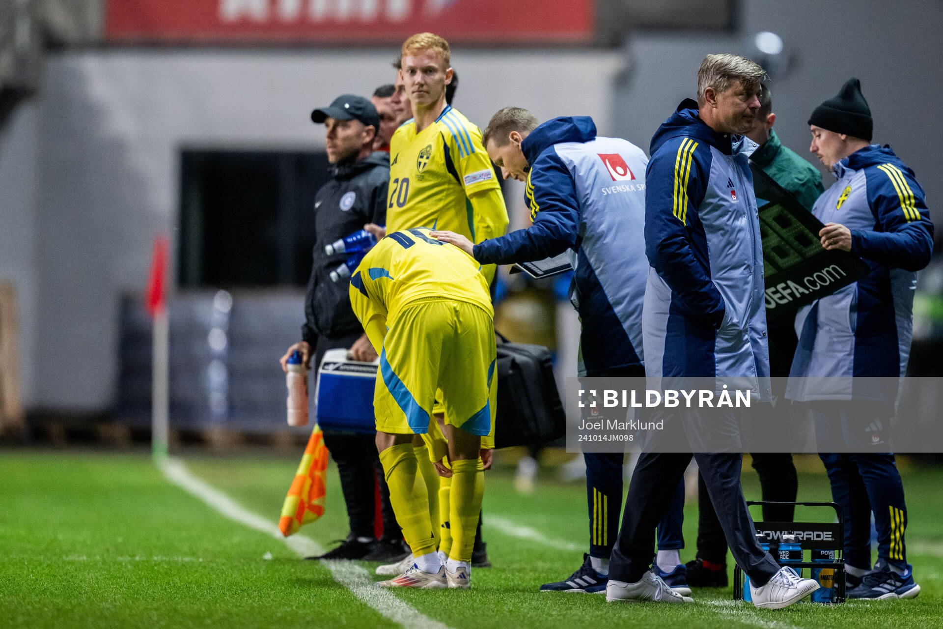 Hugo Bolin, Hugo Larsson and head coach Jon Dahl Tomasson of Sweden during the Nations League football match between Estonia and Sweden on October 14, 2024 in Tallinn. 