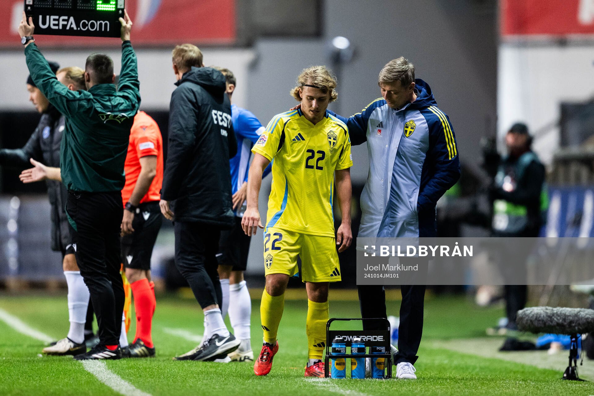 Sebastian Nanasi and head coach Jon Dahl Tomasson of Sweden