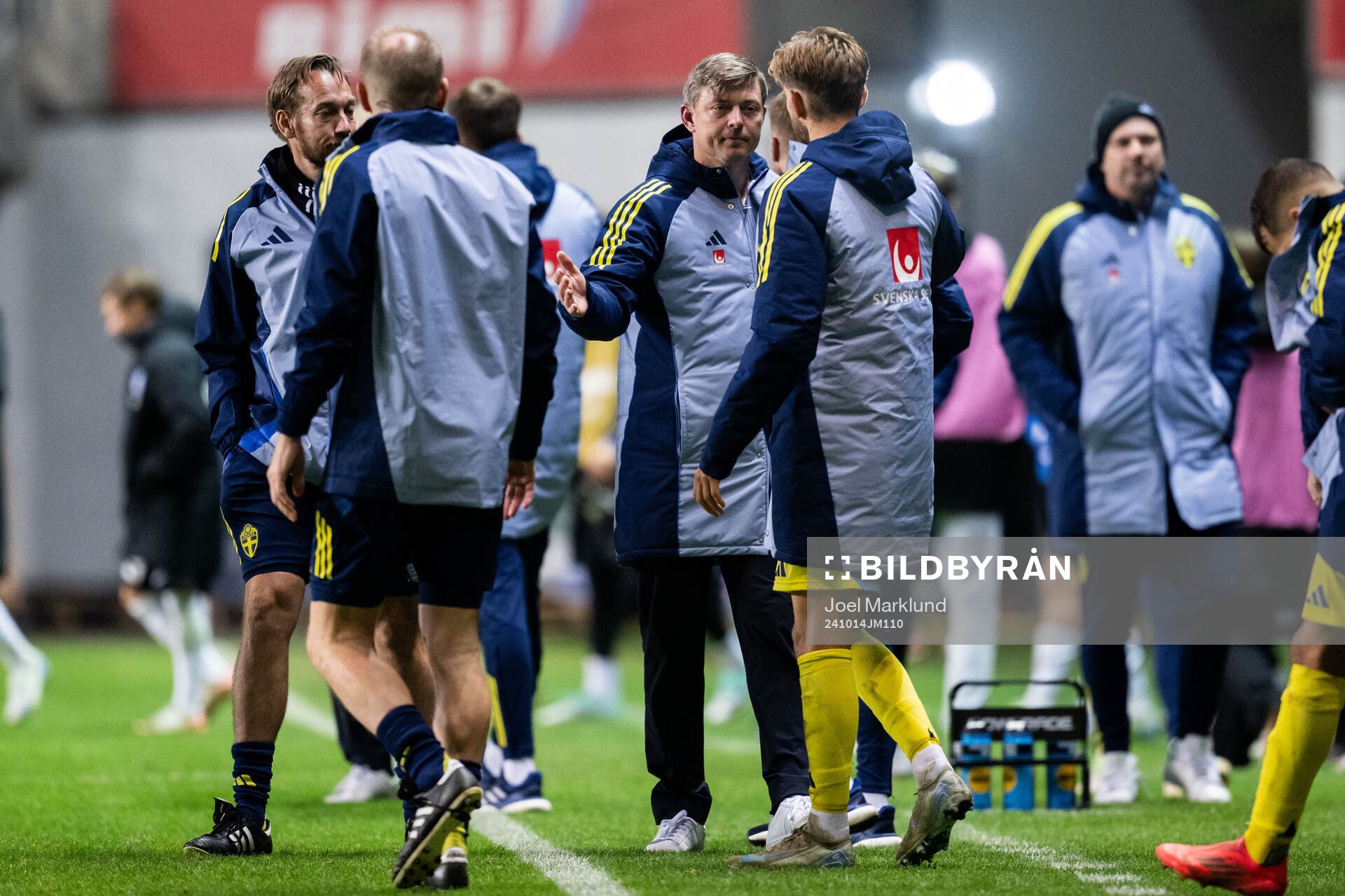Head coach Jon Dahl Tomasson and Anton Salétros of Sweden
