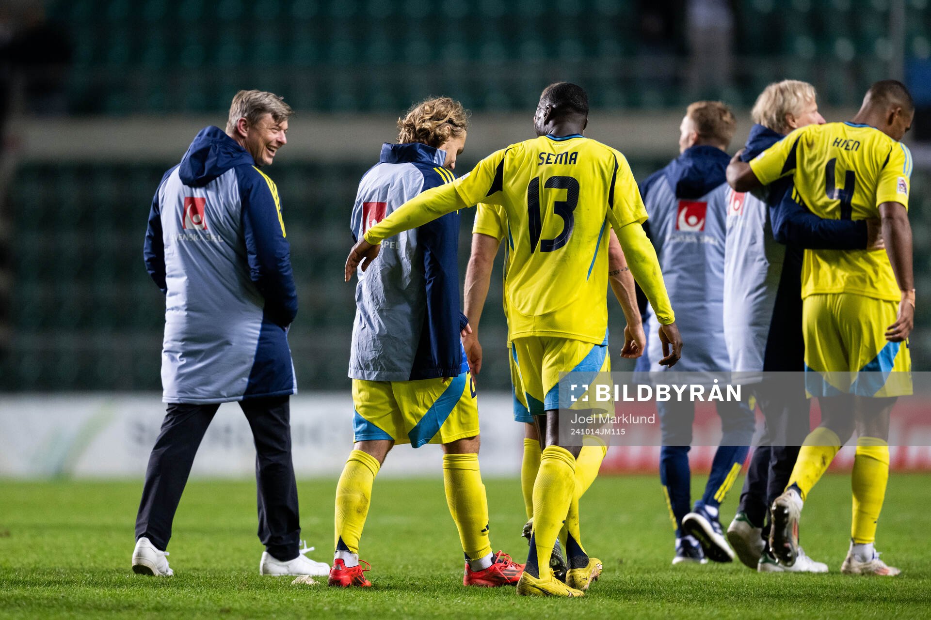 Head coach Jon Dahl Tomasson, Sebastian Nanasi and Ken Sema of Sweden after the Nations League football match between Estonia and Sweden on October 14, 2024 in Tallinn.