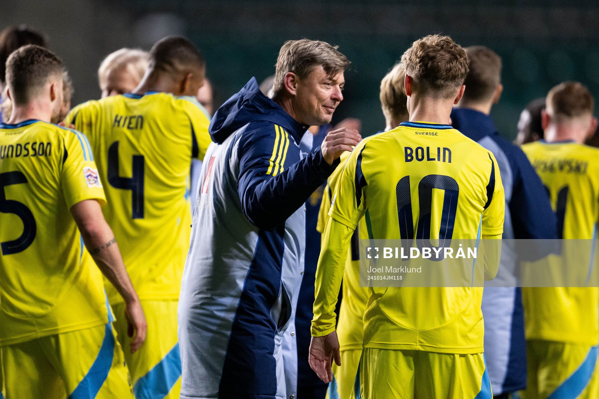 Head coach Jon Dahl Tomasson and Hugo Bolin of Sweden