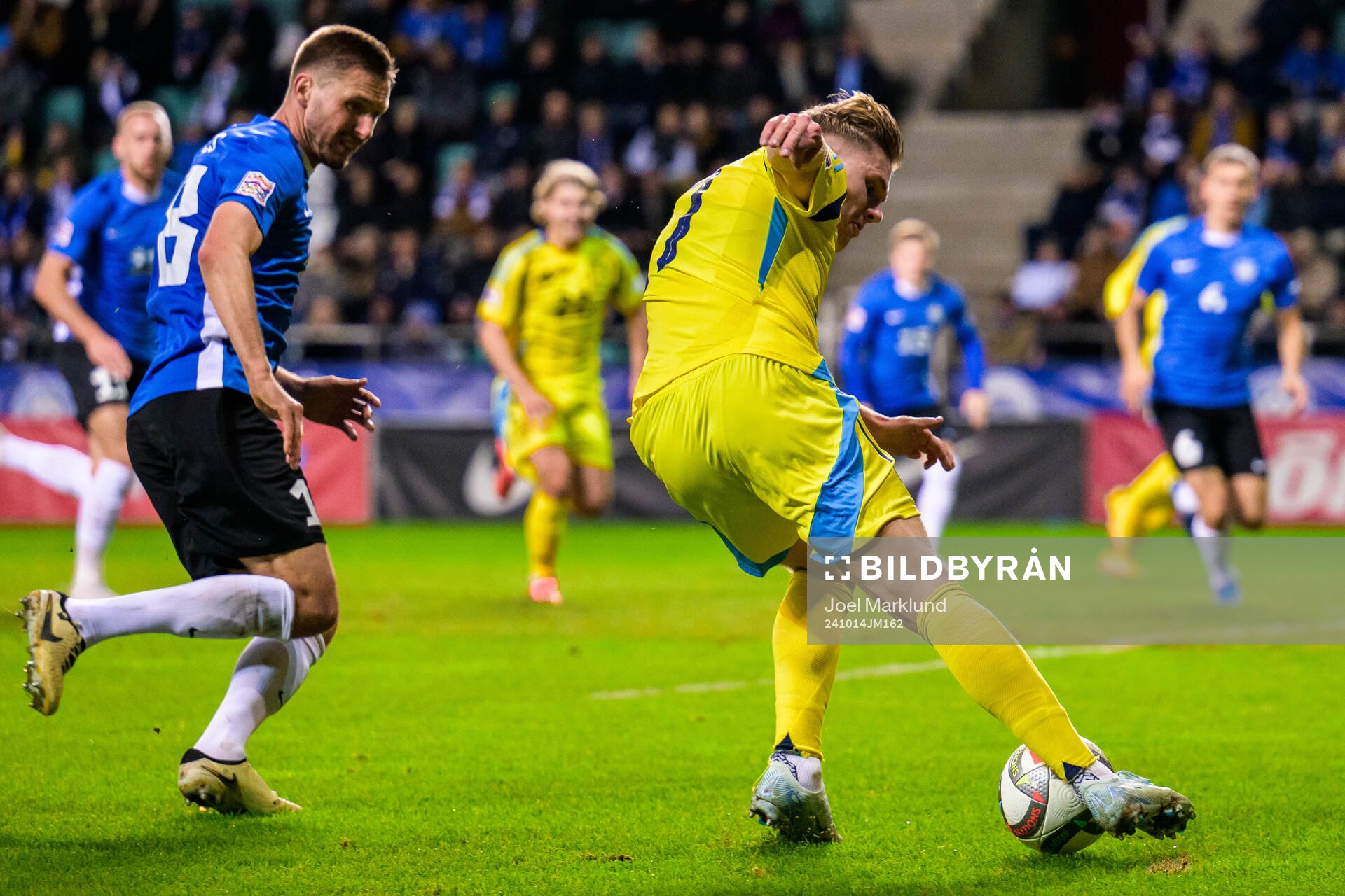 Karol Mets of Estonia and Viktor Gyökeres of Sweden
