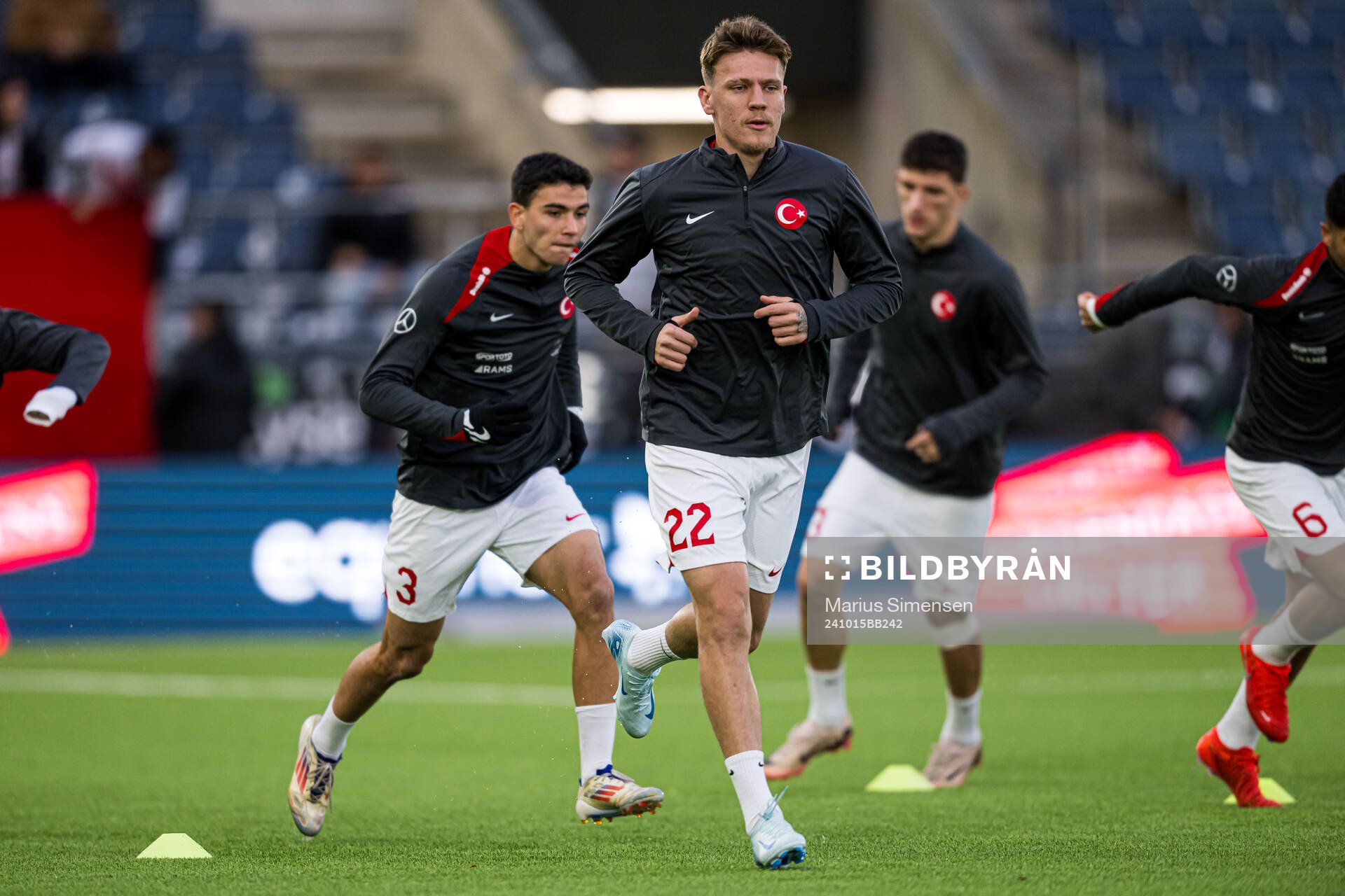 Serdar Saatçı of Turkey warms up