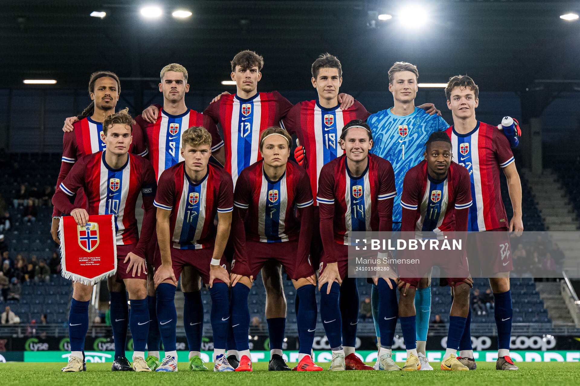 The starting eleven of Norway, from the top left; Robin
