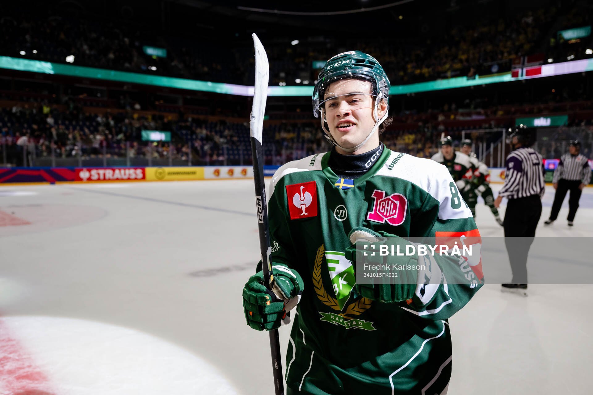 Elias Straume Vatne of Färjestad  celebrates