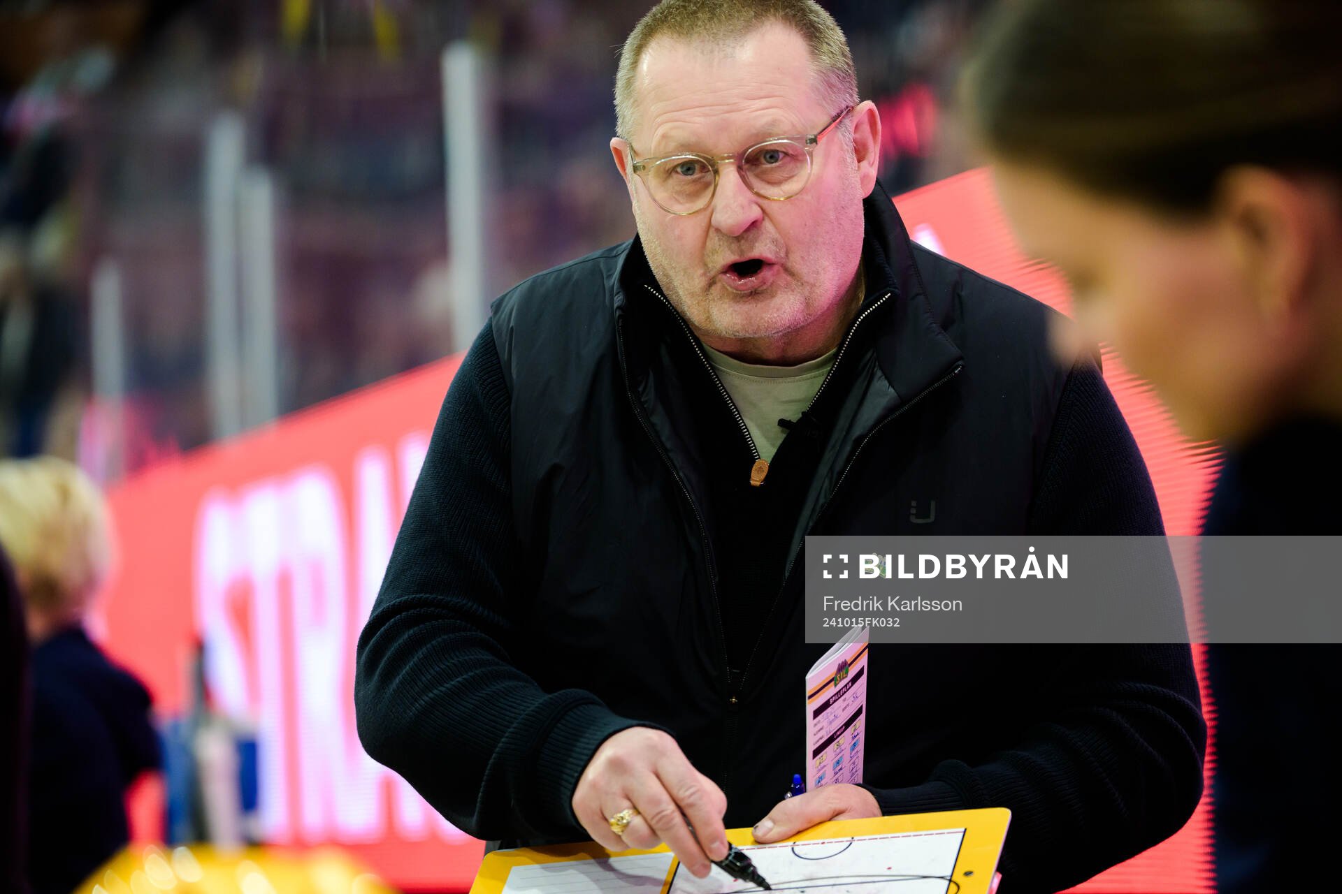 head coach Petter Thoresen of Storhamar