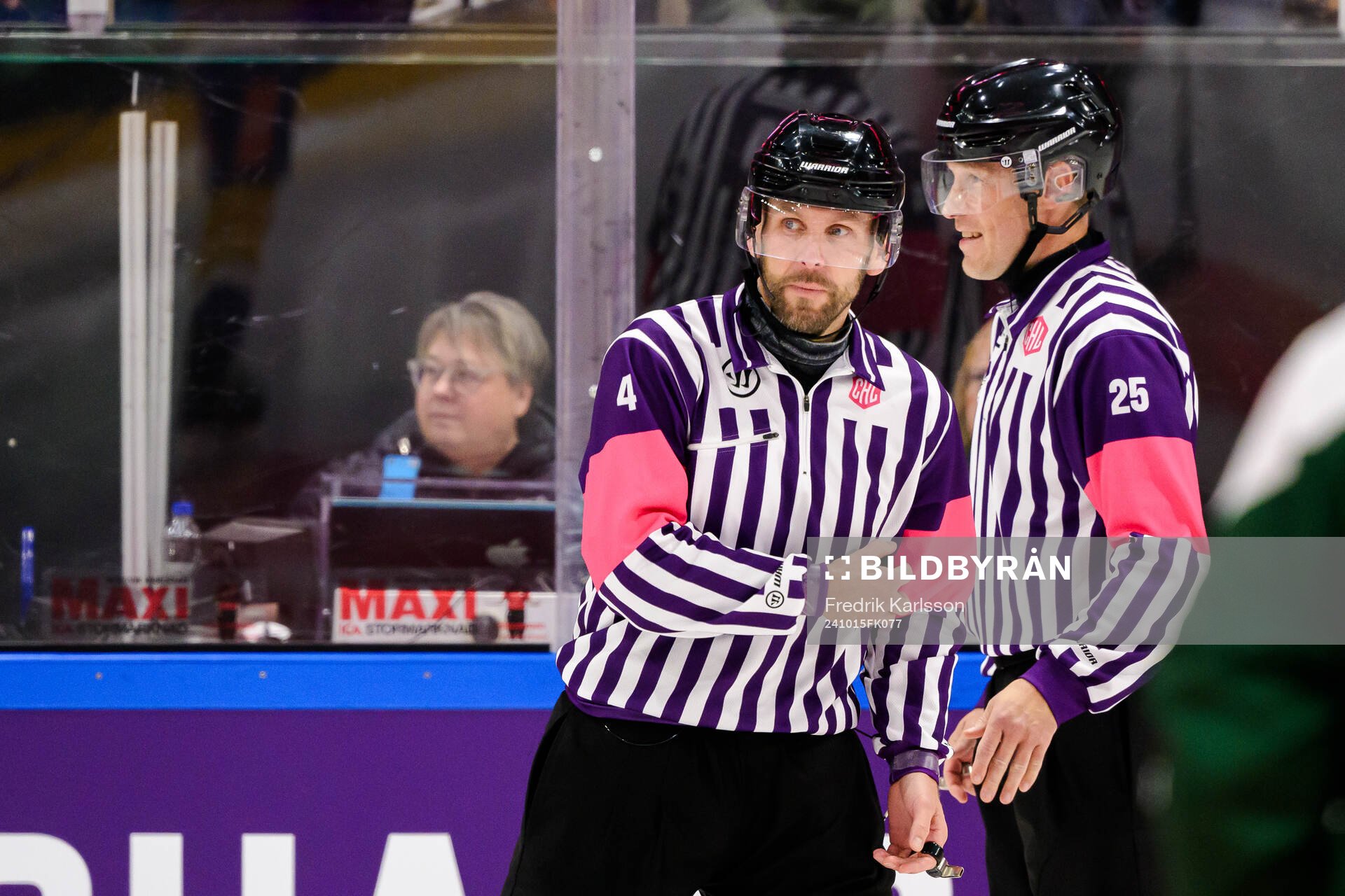 Referee Marcus Linde and TobiasBjörk