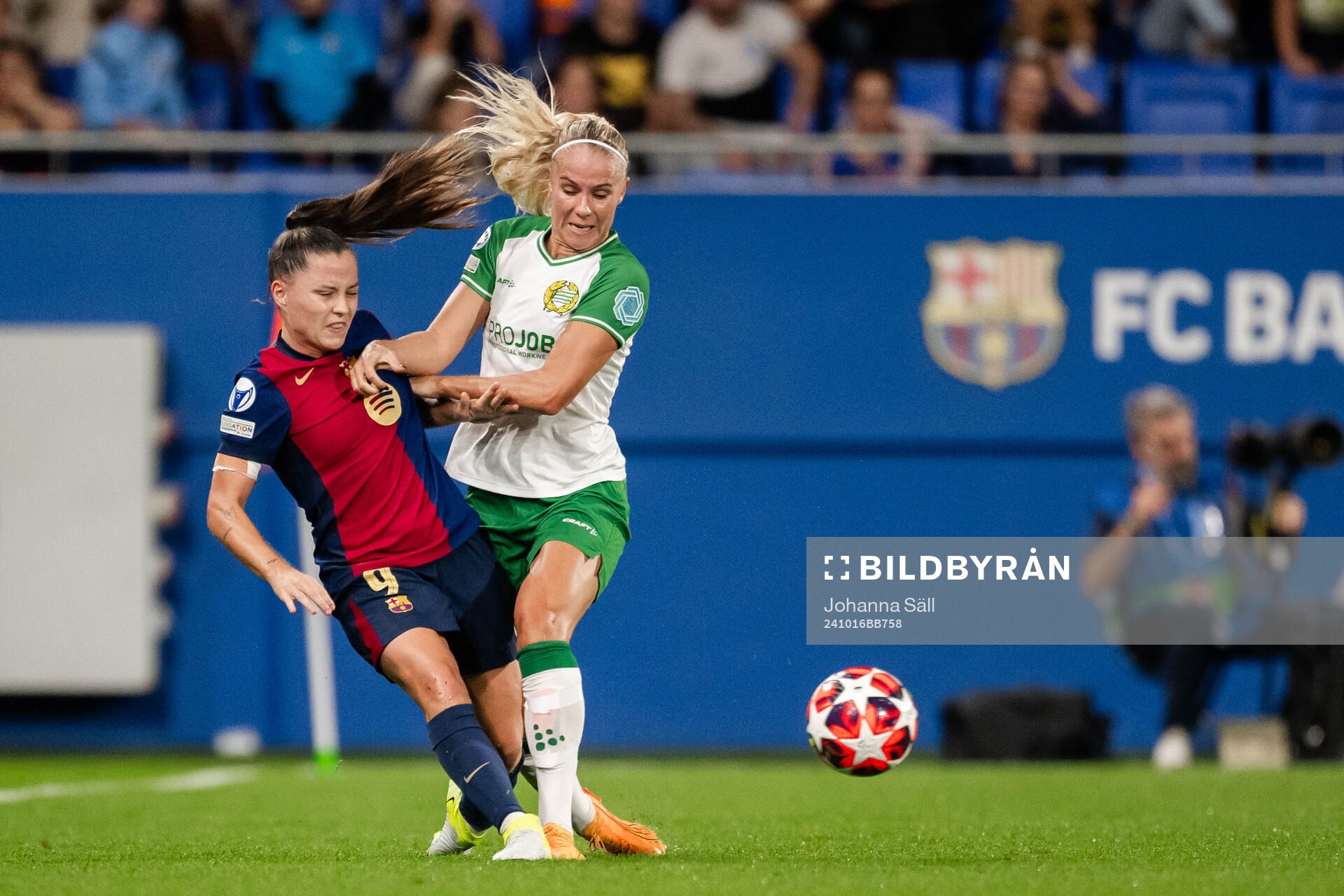 Claudia Pina of Barcelona and Stina Lennartsson of Hammarby