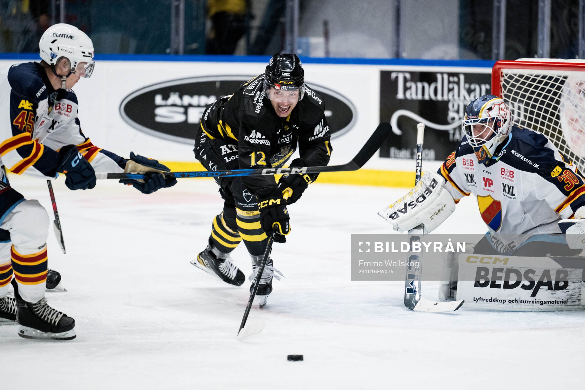 AIKs Scott Pooley och Djurgårdens målvakt Hugo Hävelid