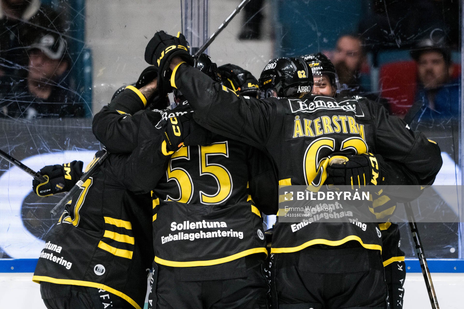 AIKs spelare jublar med Oskar Magnusson