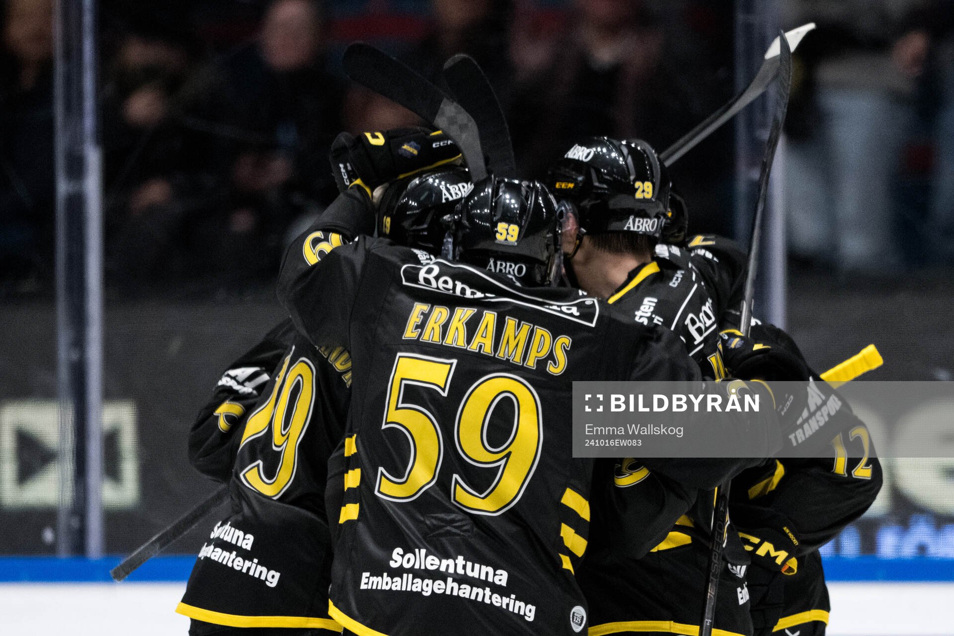 AIKs spelare jublar med Scott Pooley jefter 4-2
