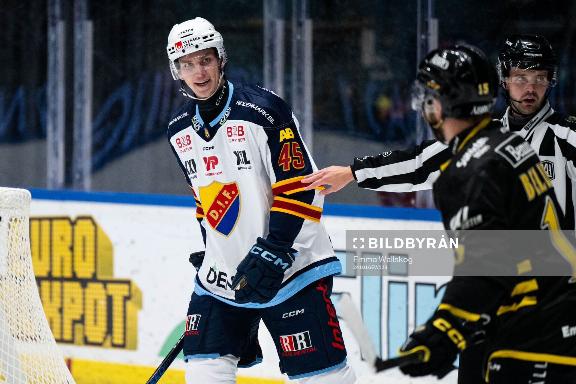 Djurgårdens Hugo Blixt i diskussion med AIKs Jordan