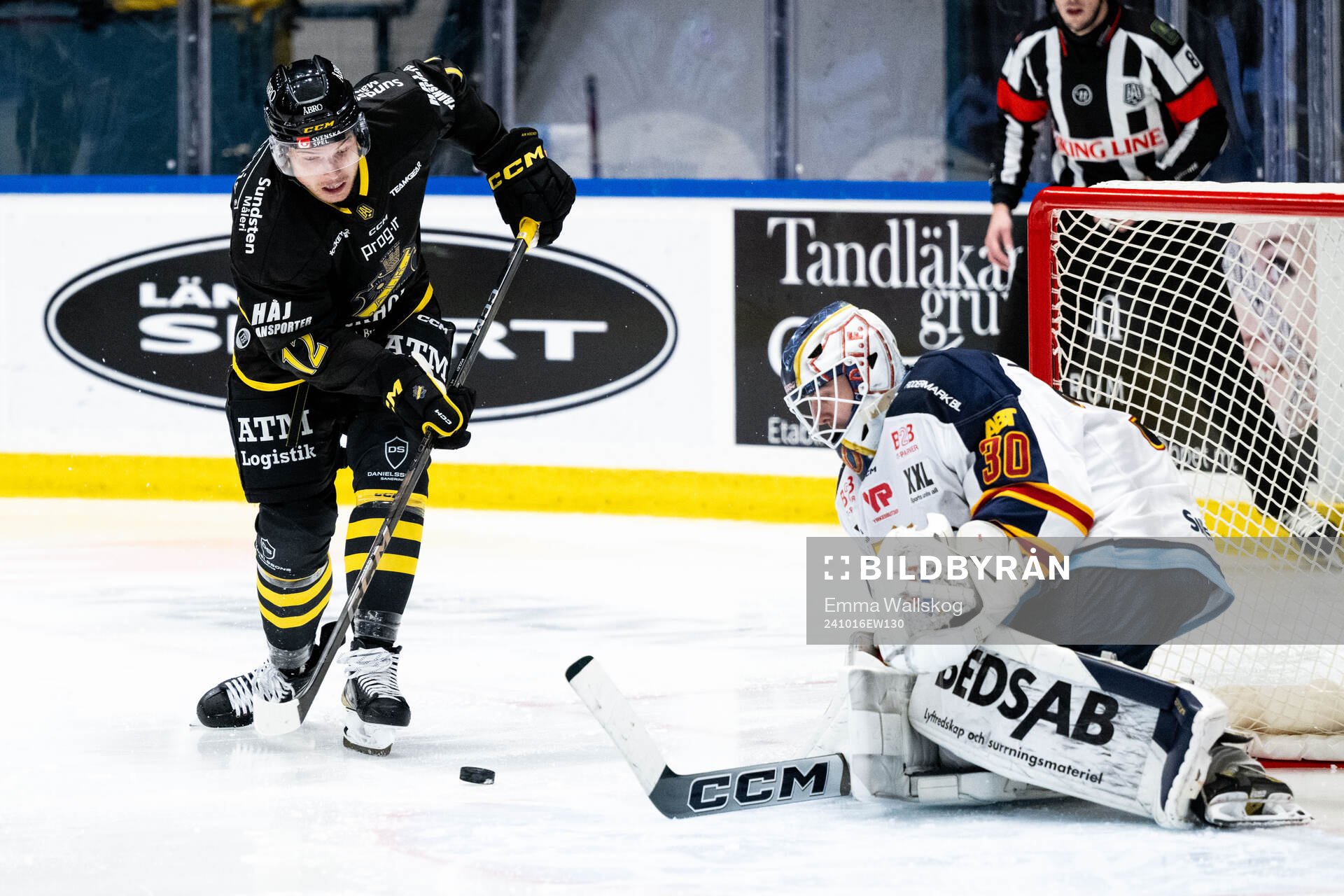 AIKs Scott Pooley och Djurgårdens målvakt Hugo Hävelid