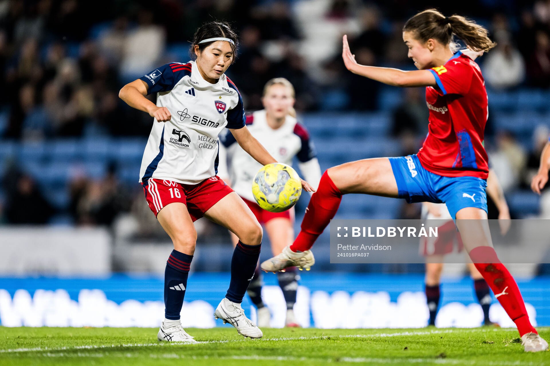 FC Rosengårds Mai Kadowaki och Helsingborgs Maja Nilsson under fotbollsmatchen i Svenska Cupen mellan Helsingborg och FC Rosengård den 16 oktober 2024 i Helsingborg.