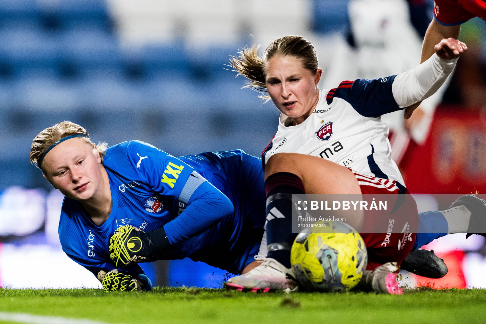 Helsingborgs målvakt Hannah Tegestål och FC Rosengårds Hanna Andersson under fotbollsmatchen i Svenska Cupen mellan Helsingborg och FC Rosengård den 16 oktober 2024 i Helsingborg.