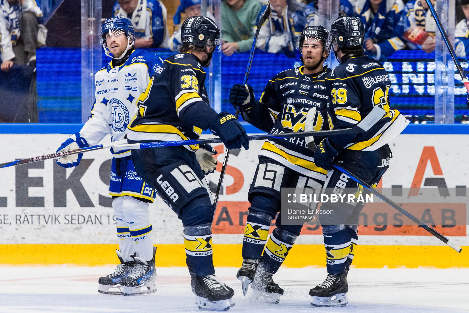 HV71s Mattias Tedenby jublar med Oscar Engsund och Jamiro